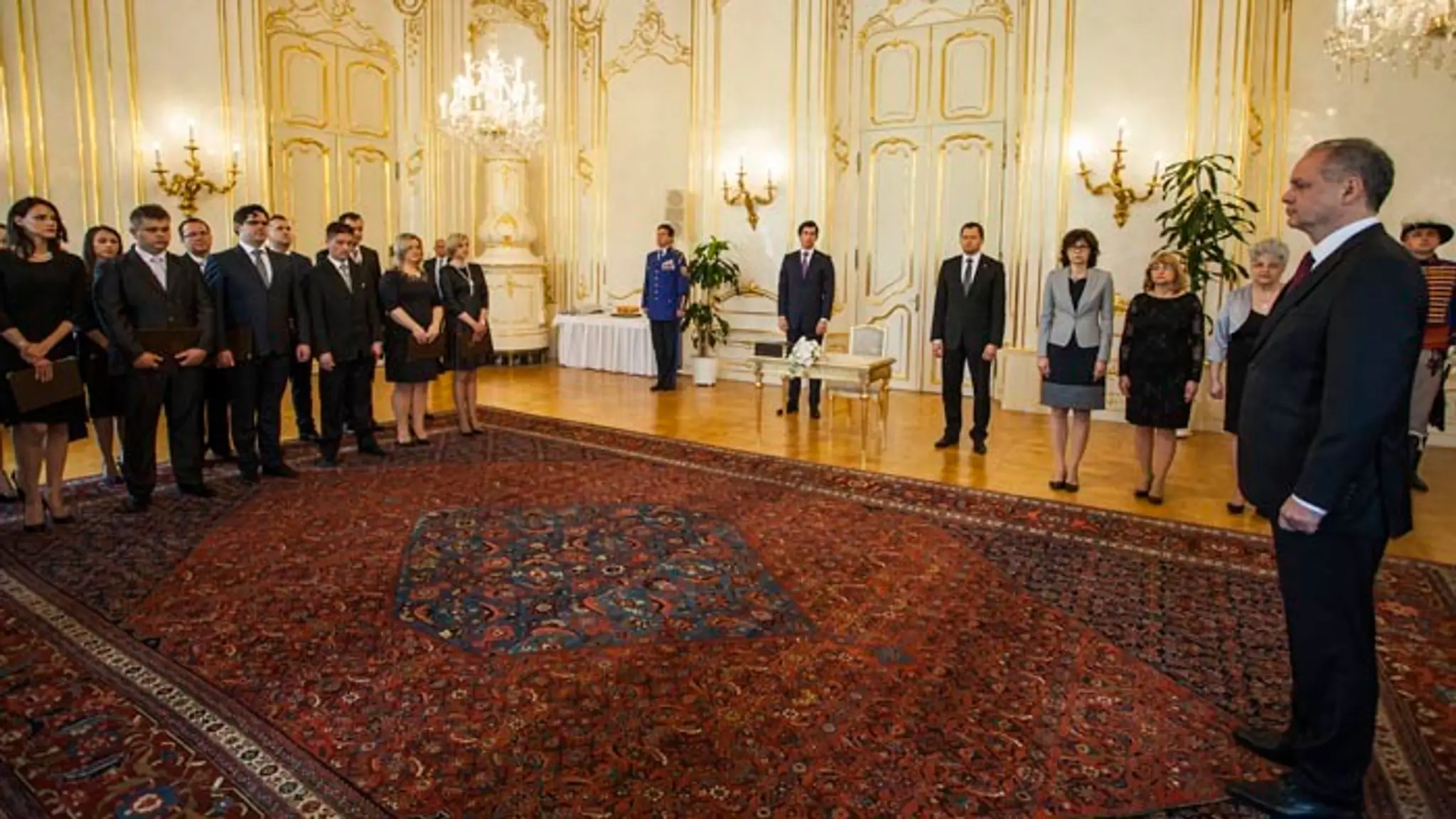 Na snímke prezident Andrej Kiska a novovymenovaní sudcovia.
