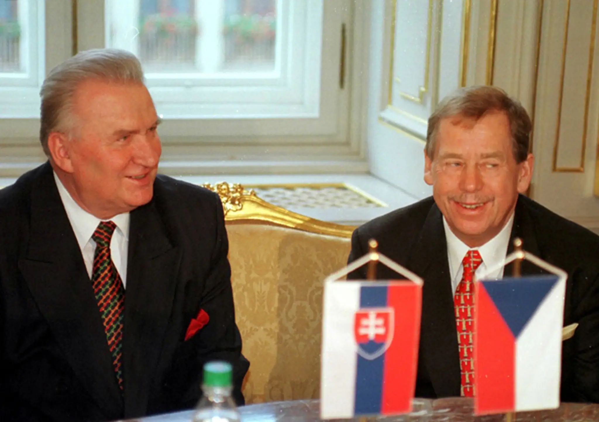 Prezident ČR Václav Havel počas stretnutia exprezidentom Michalom Kováčom 7. novembra 1998.