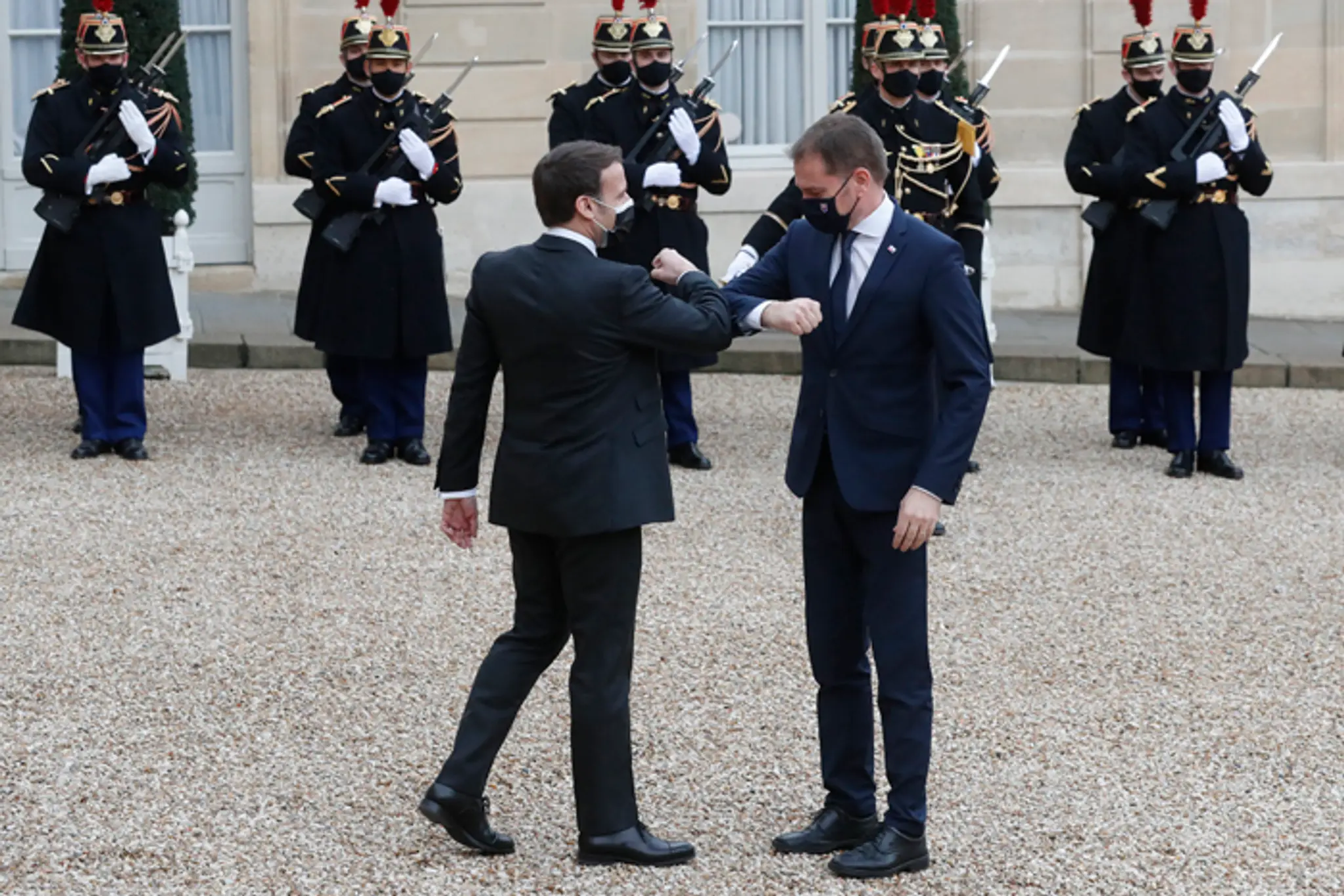 V odraze obrazovky predseda vlády Igor Matovič.