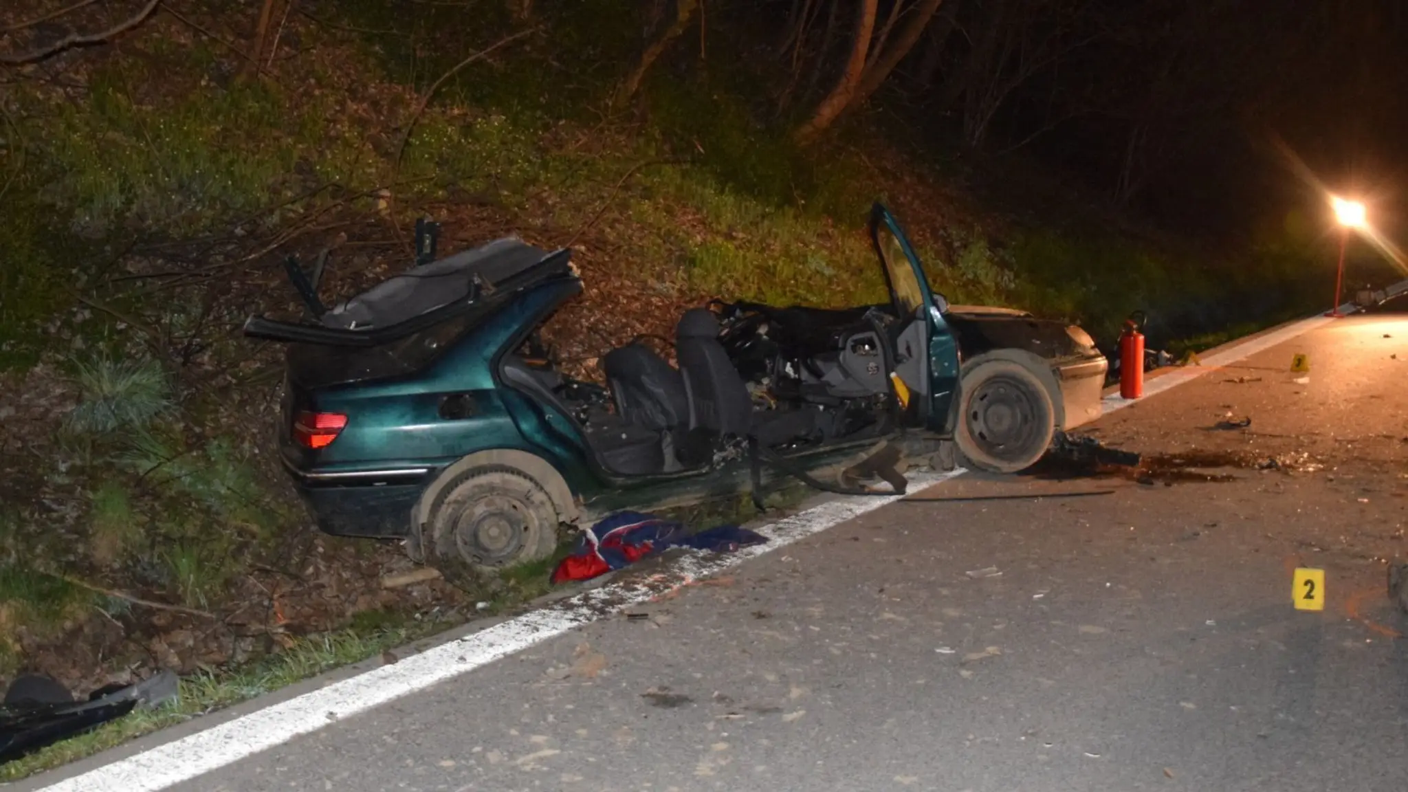 Na snímke je zachytené zničené auto po nehode, pri ktorej do neho vrazil iný vodič.