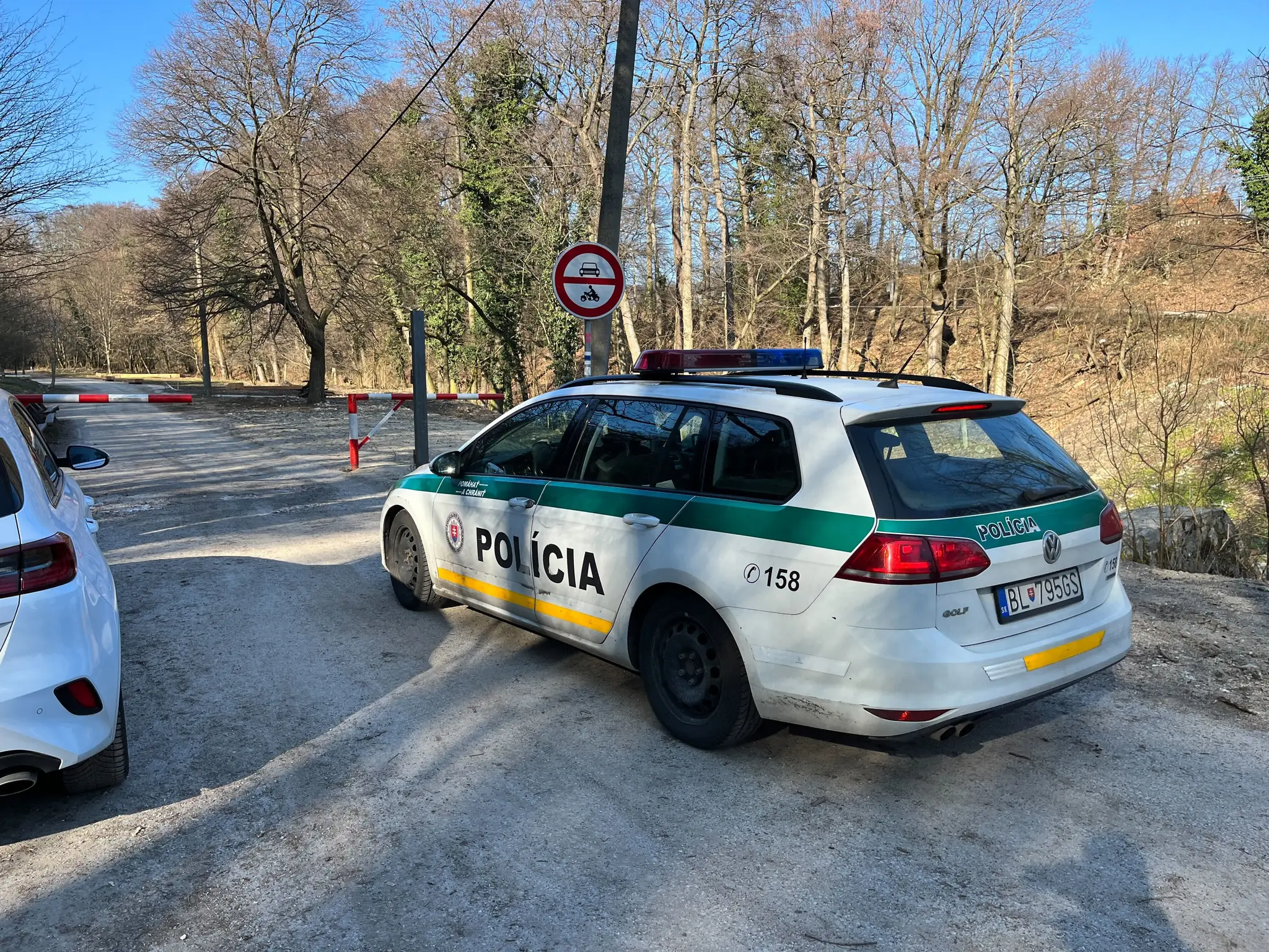 Polícia prehľadáva lesy nad bratislavskou mestskou časťou Rača.