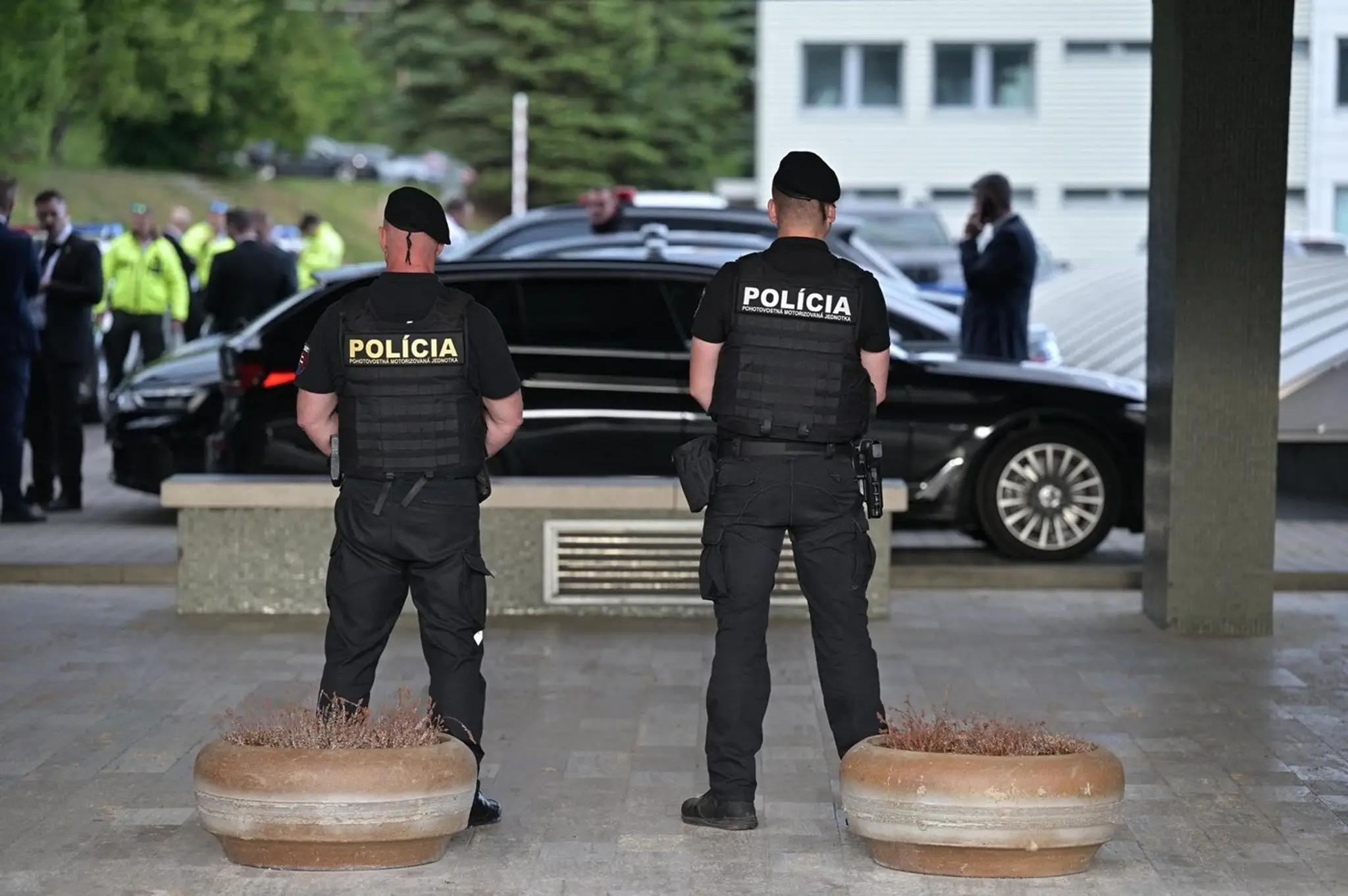 Policajti pred nemocnicou, v ktorej je hospitalizovaný Robert Fico.