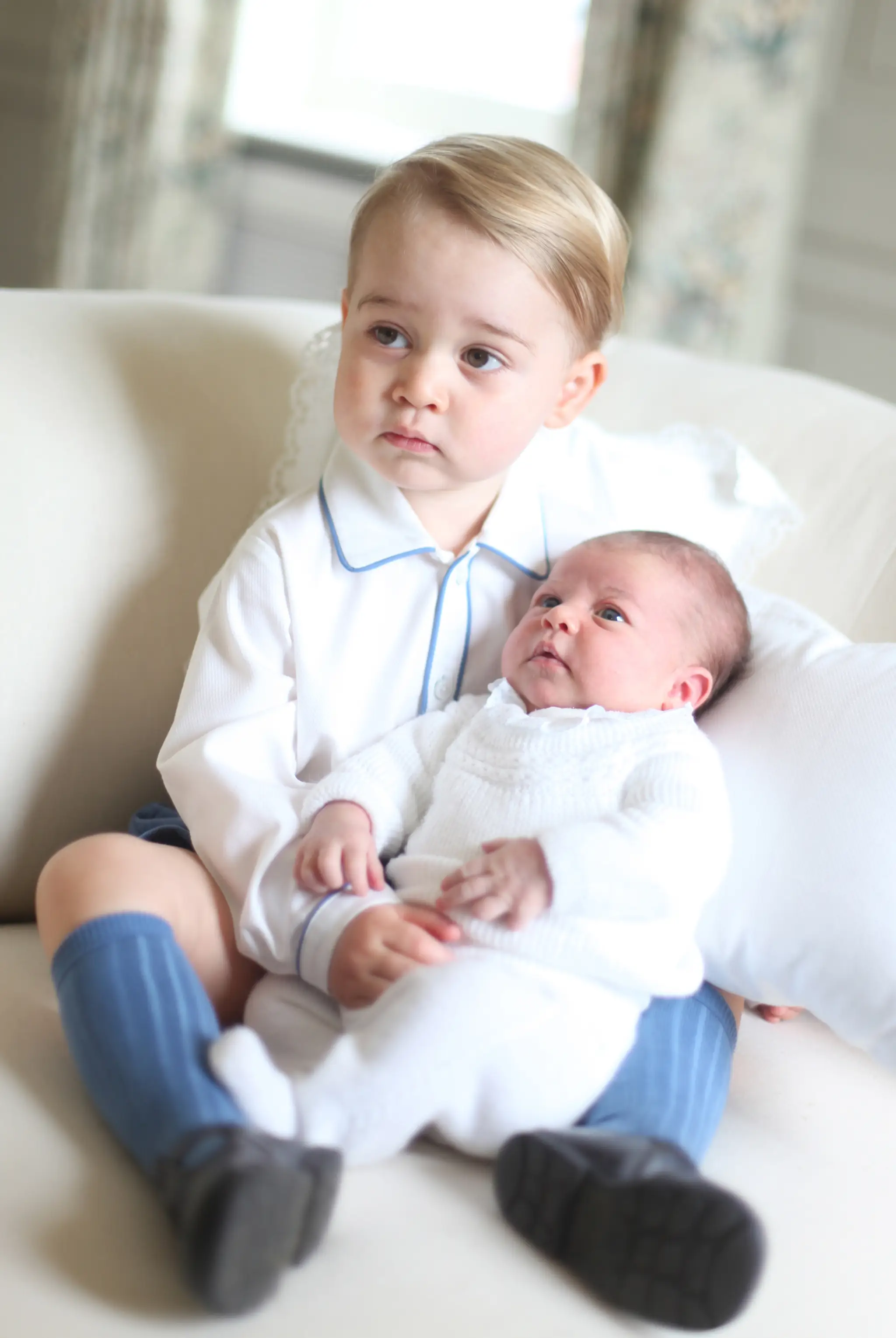 Na nedatovanej snímke, ktorú zverejnil Kensingtonský palác je princezná Charlotte v sídle Amner Hall v Norfolku.