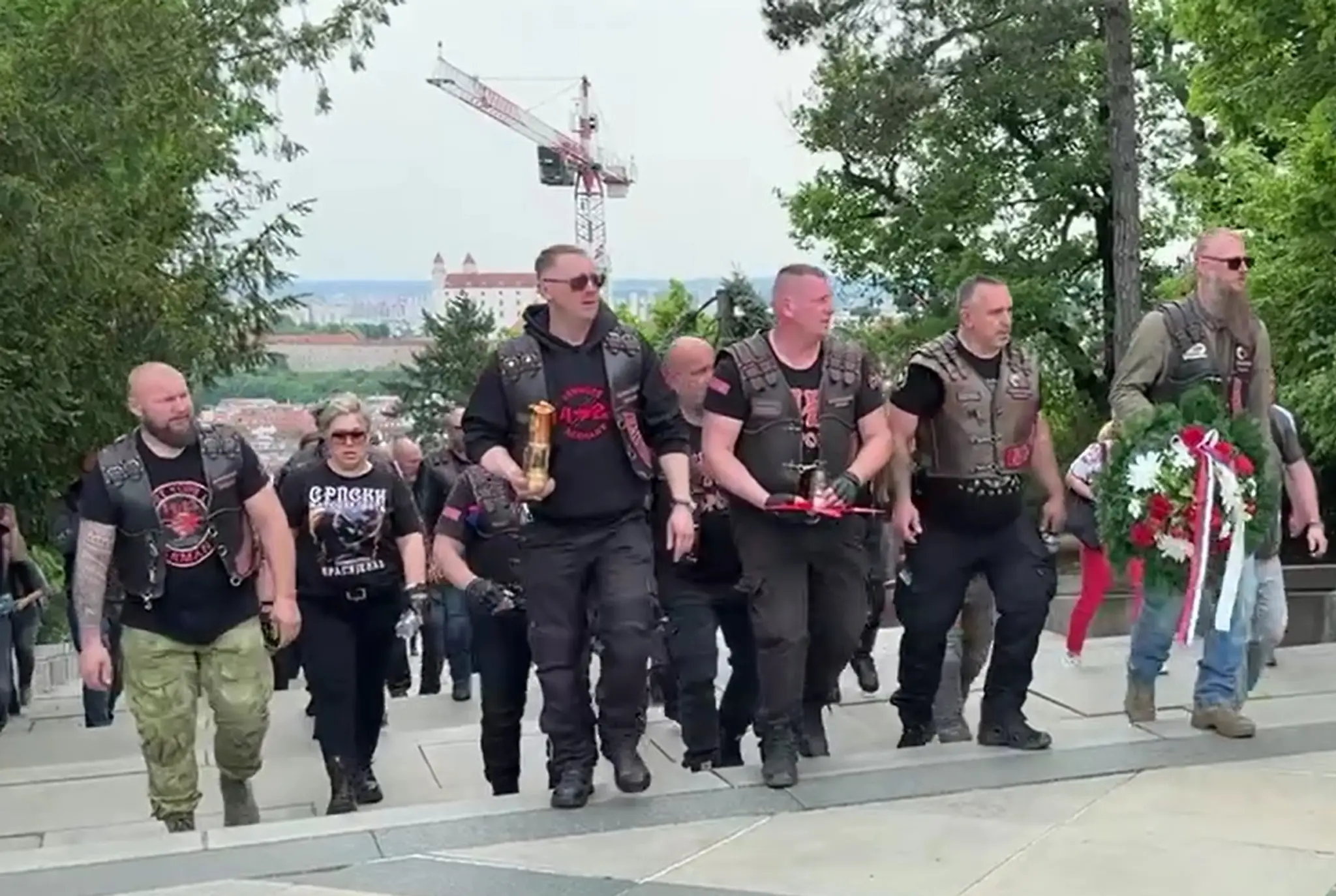 VIDEO: Proputinovský motorkársky gang Noční vlci dorazil na Slavín. Čakali ich tam zástancovia Ukrajiny