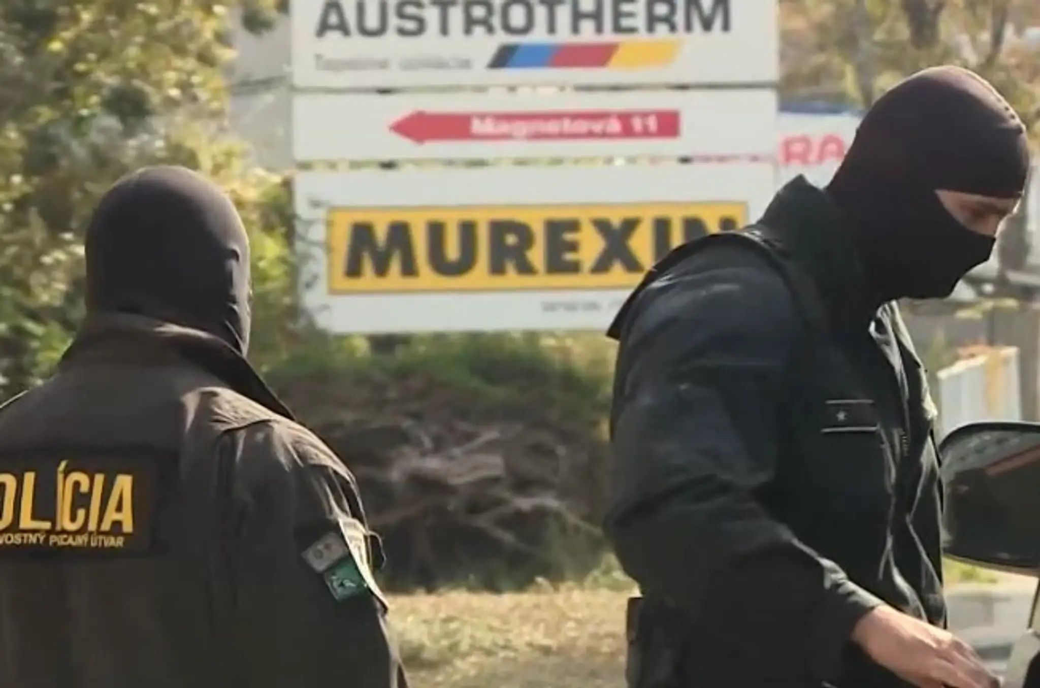 Na snímke policajti NAKA počas zásahu.