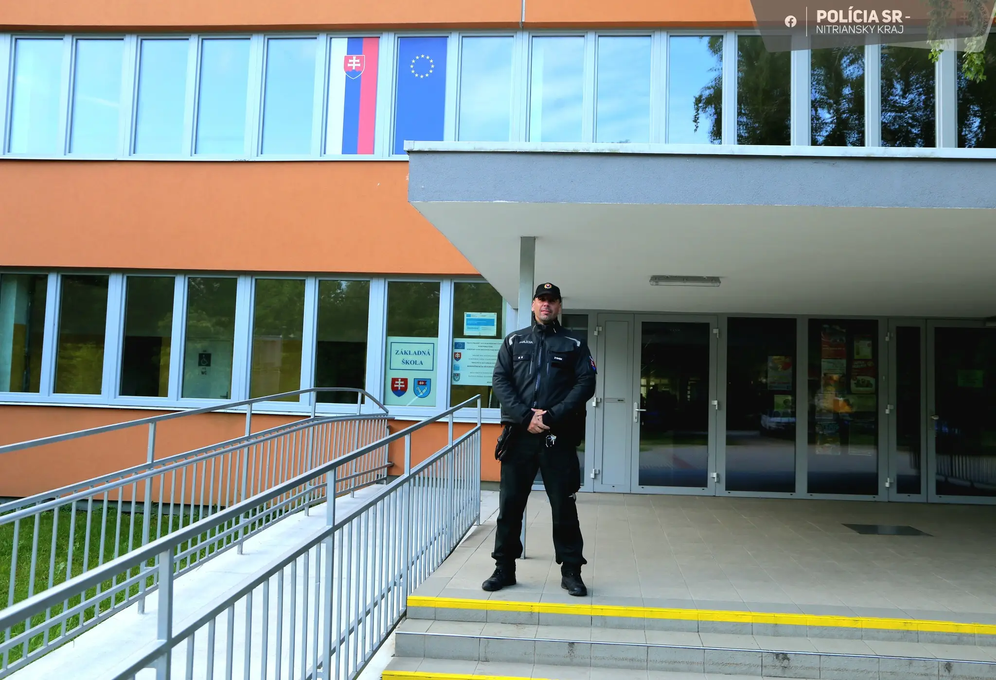 Školy strážia po výhražných e-mailoch policajti.