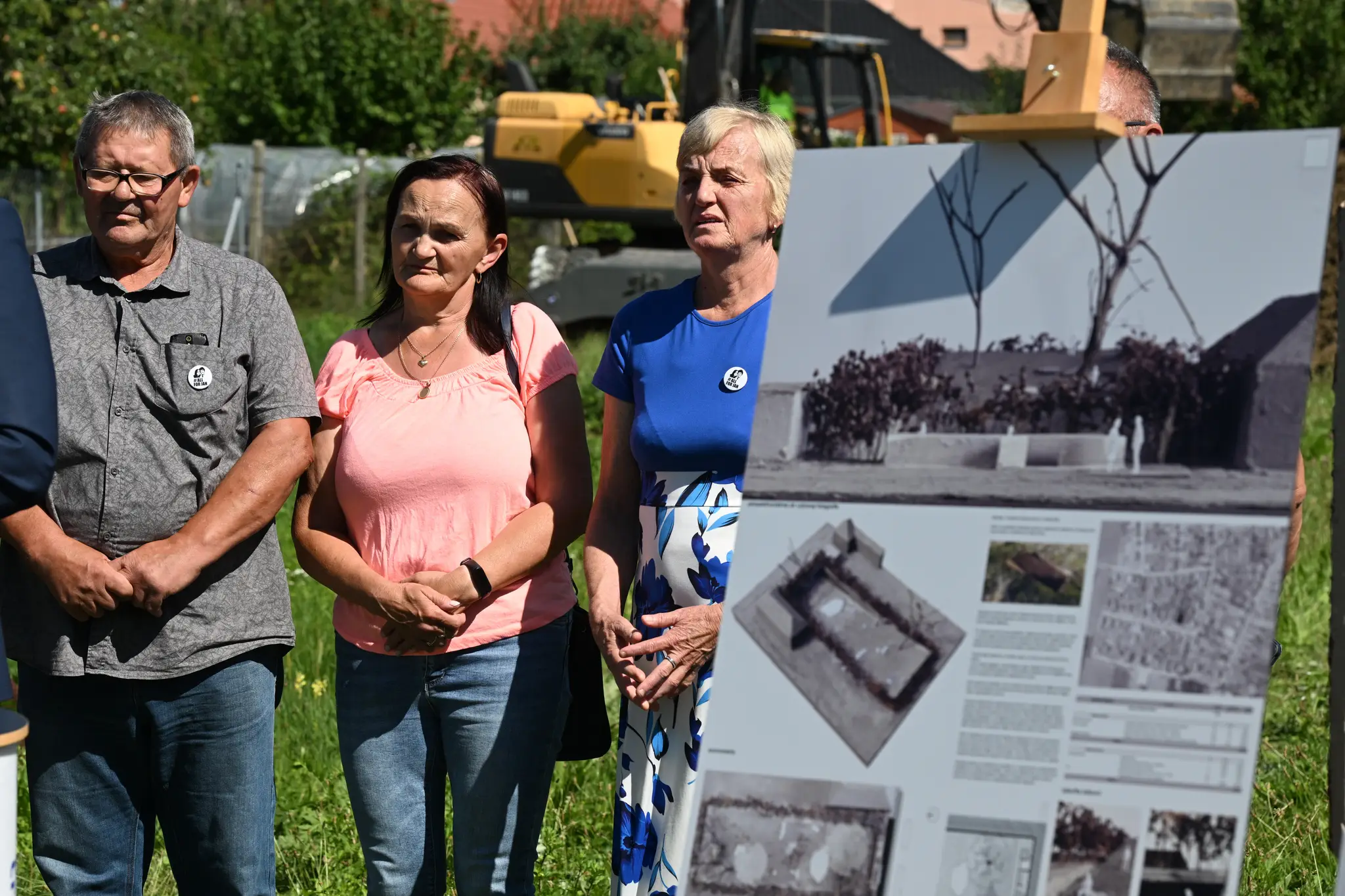 Na snímke zľava Jozef Kuciak, Jana Kuciaková a Zlatica Kušnírová počas tlačového brífingu pri príležitosti začiatku výstavby Pamätníka slobody slova v obci Veľká Mača