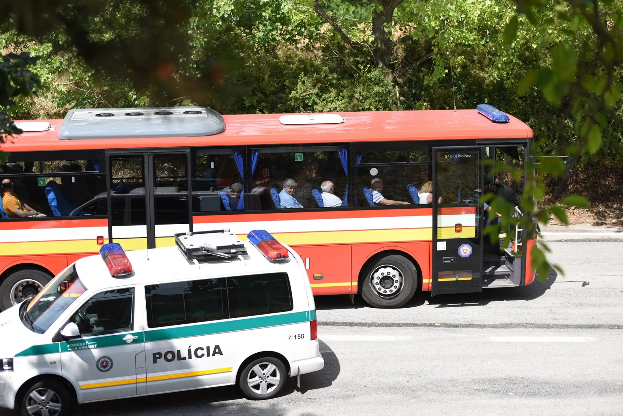 Pri Bučanoch sa prevrátil autobus so seniormi