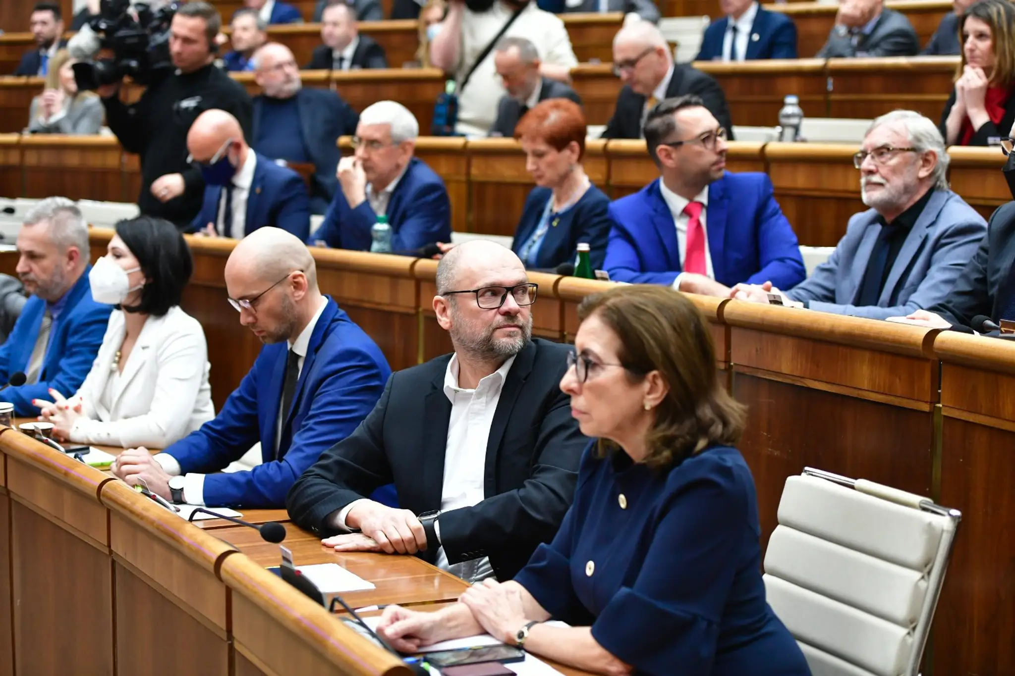 Poslanci v parlamente po hlasovaní o vyslovení dôvery vláde Eduarda Hegera 15.12.2022
