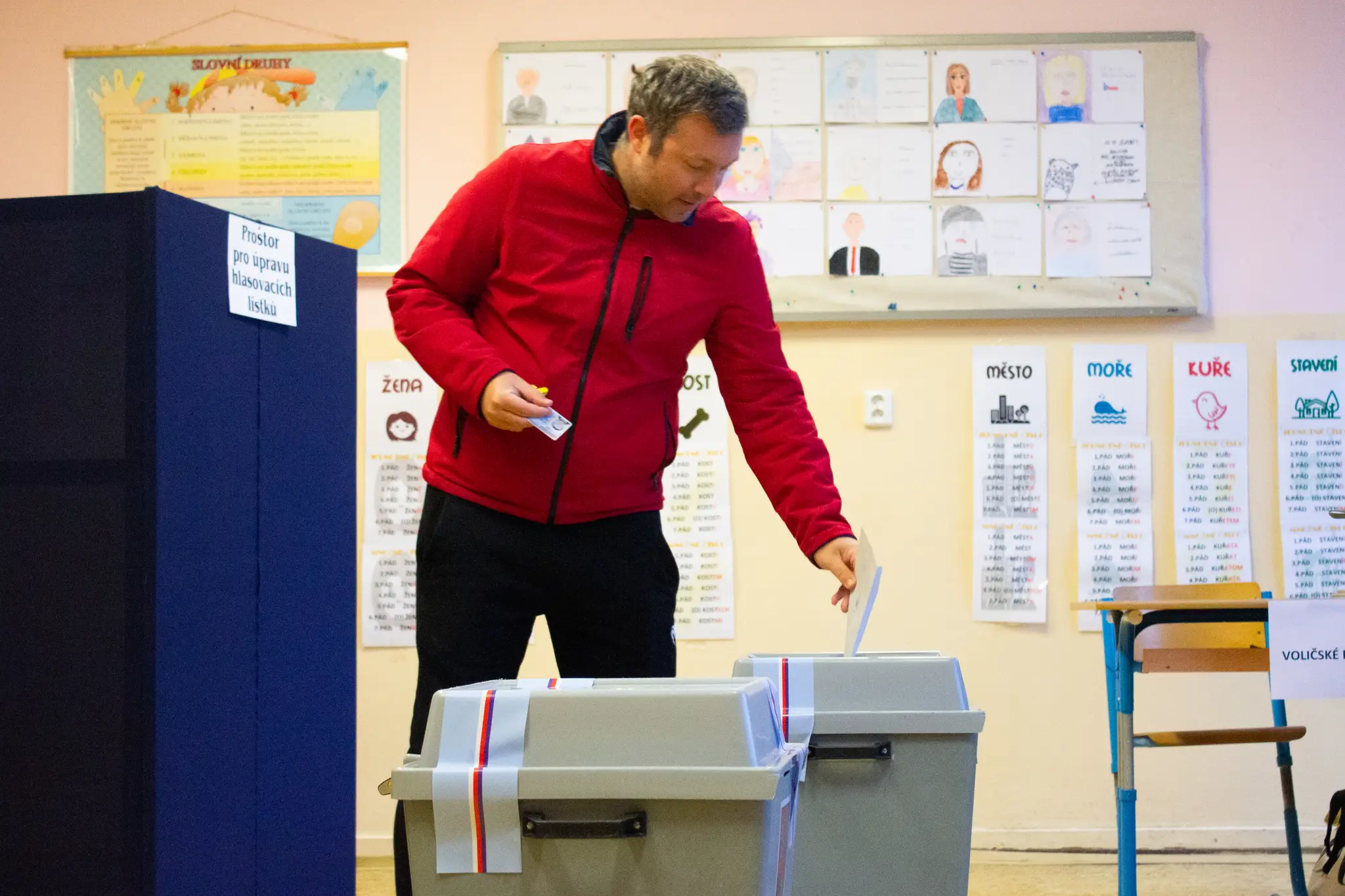 Volič v Prahe vkladá obálku s hlasovacím lístkom do volebnej schránky