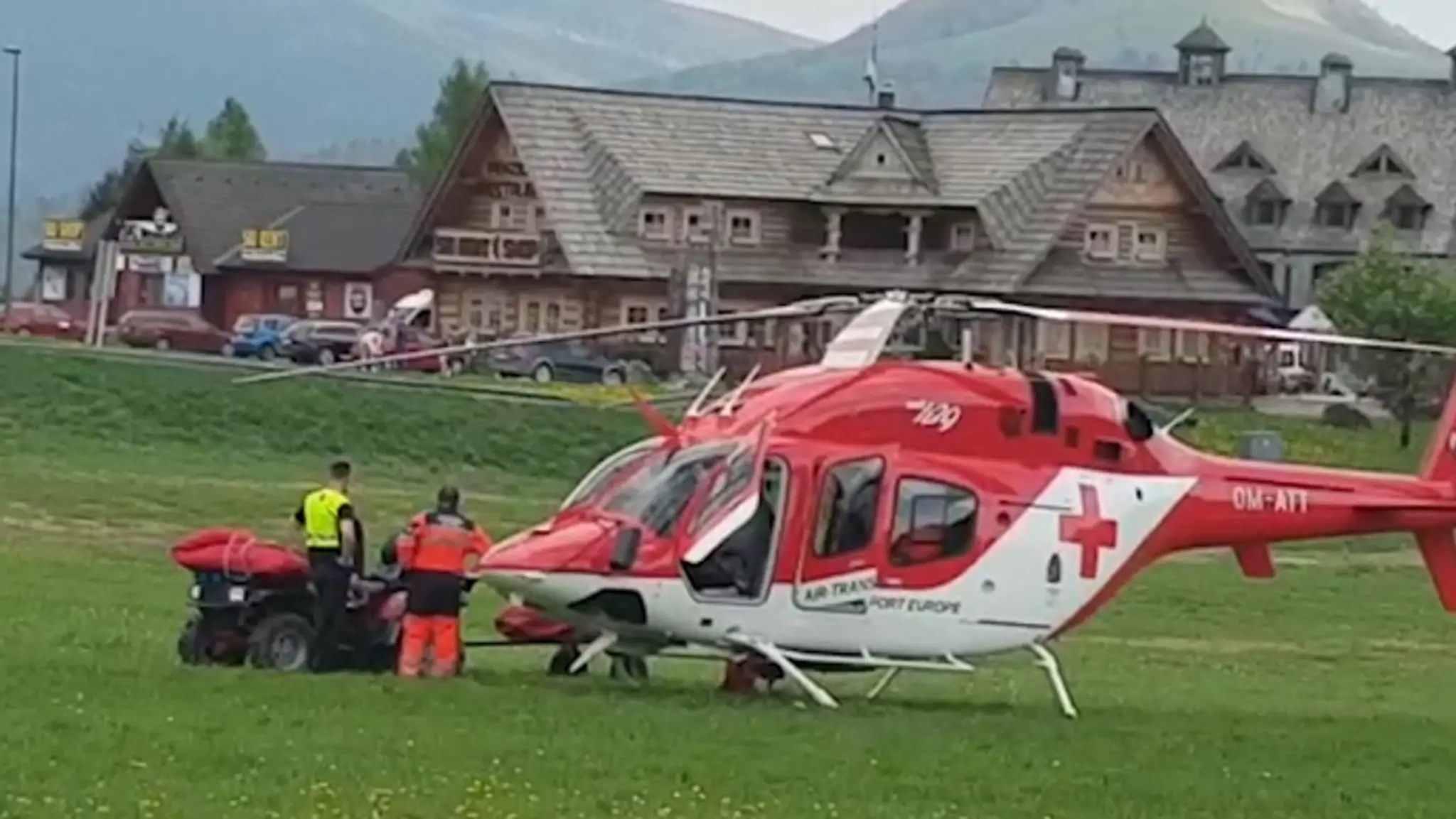Leteckí záchranári odvážajú telo zosnulého českého turistu.