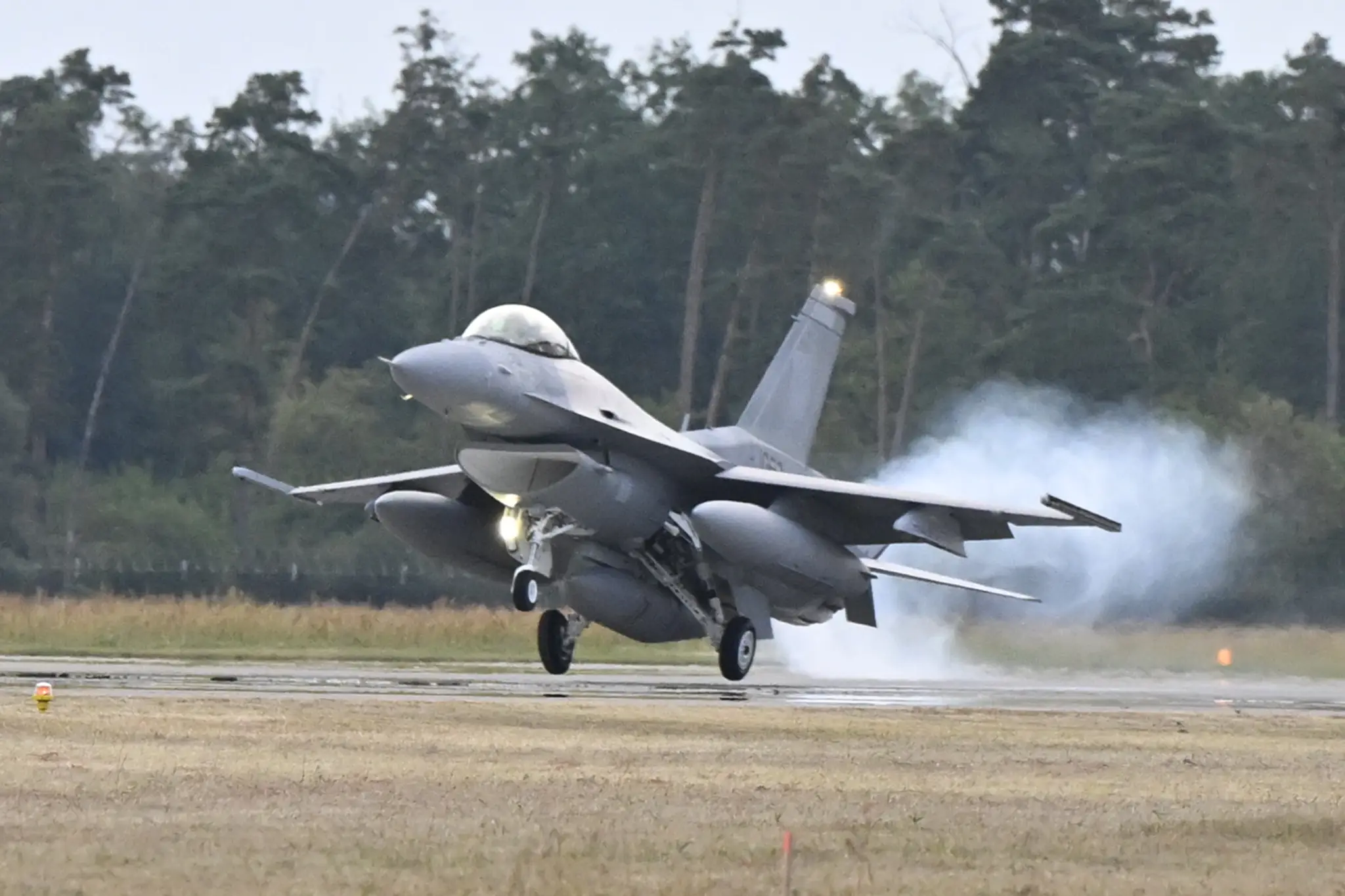 Jedna z dvoch slovenských stíhačiek F-16 americkej výroby, ktoré prileteli na Slovensko.