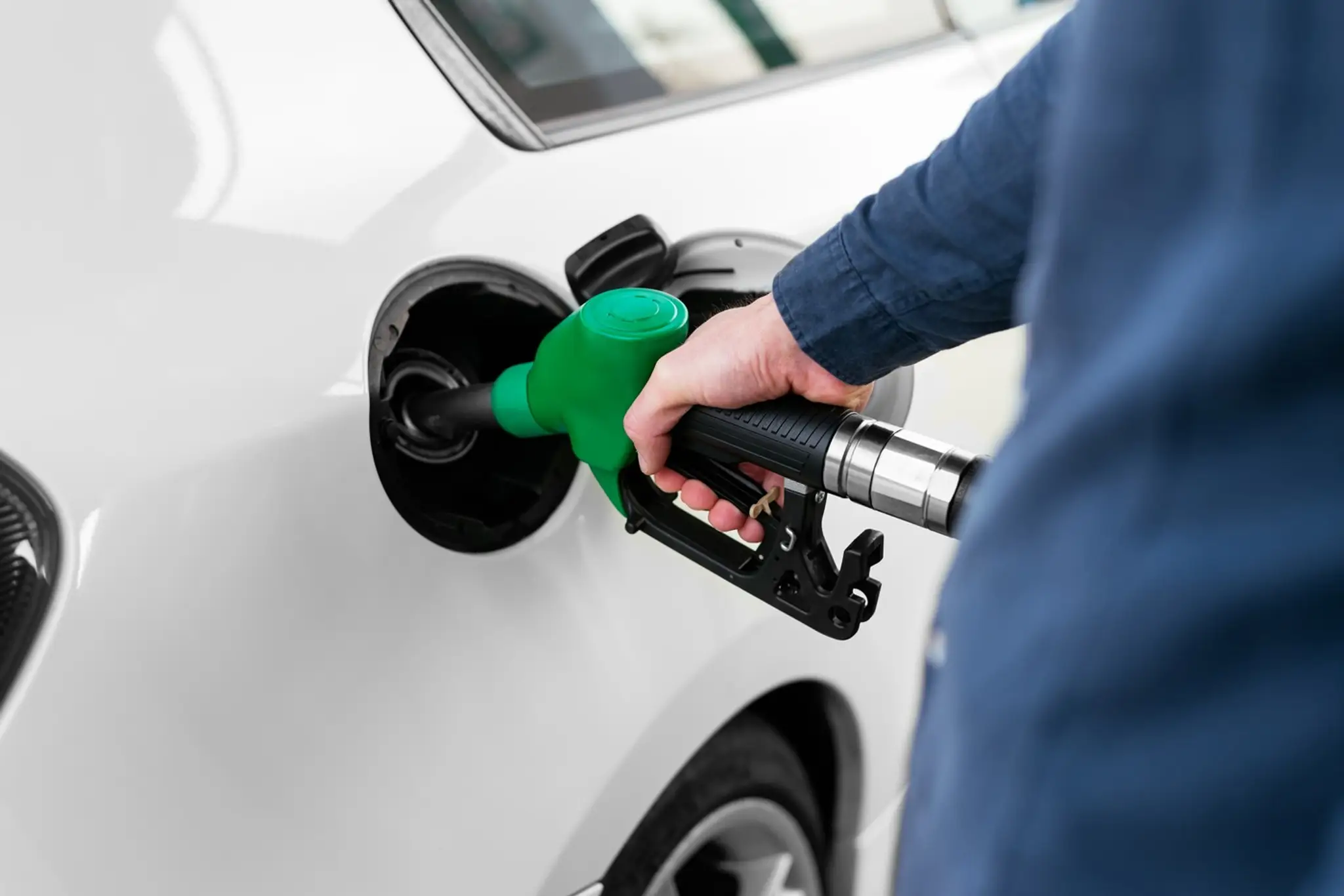 Muž tankuje benzín na pumpe