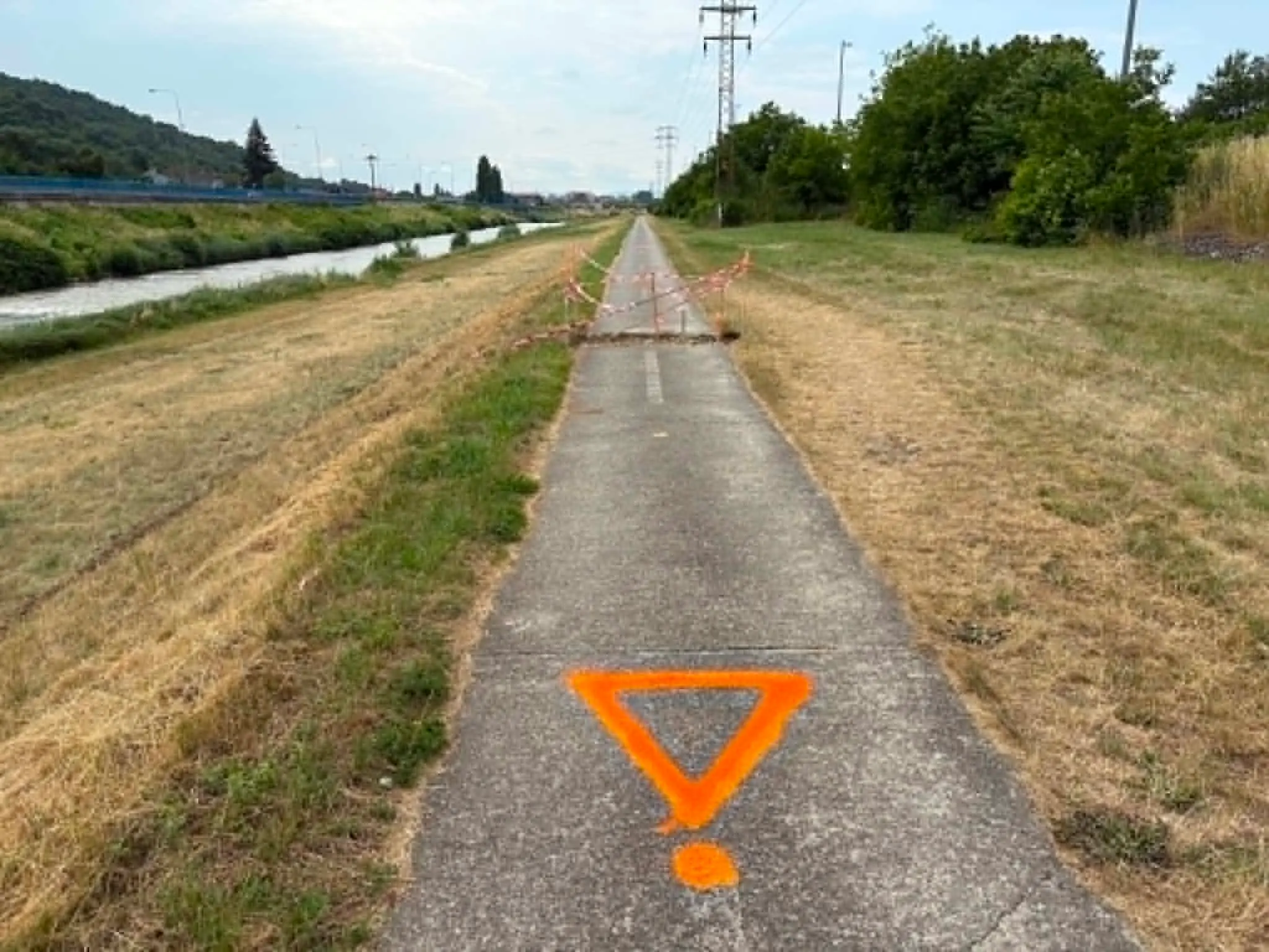 Cesta, ktorú zničili horúčavy.