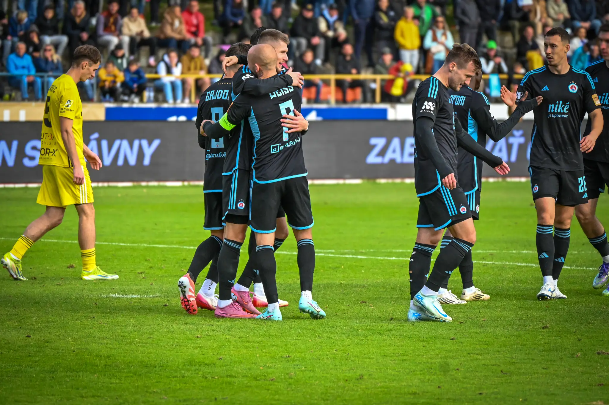 Futbalisti Slovana sa tešia z gólu