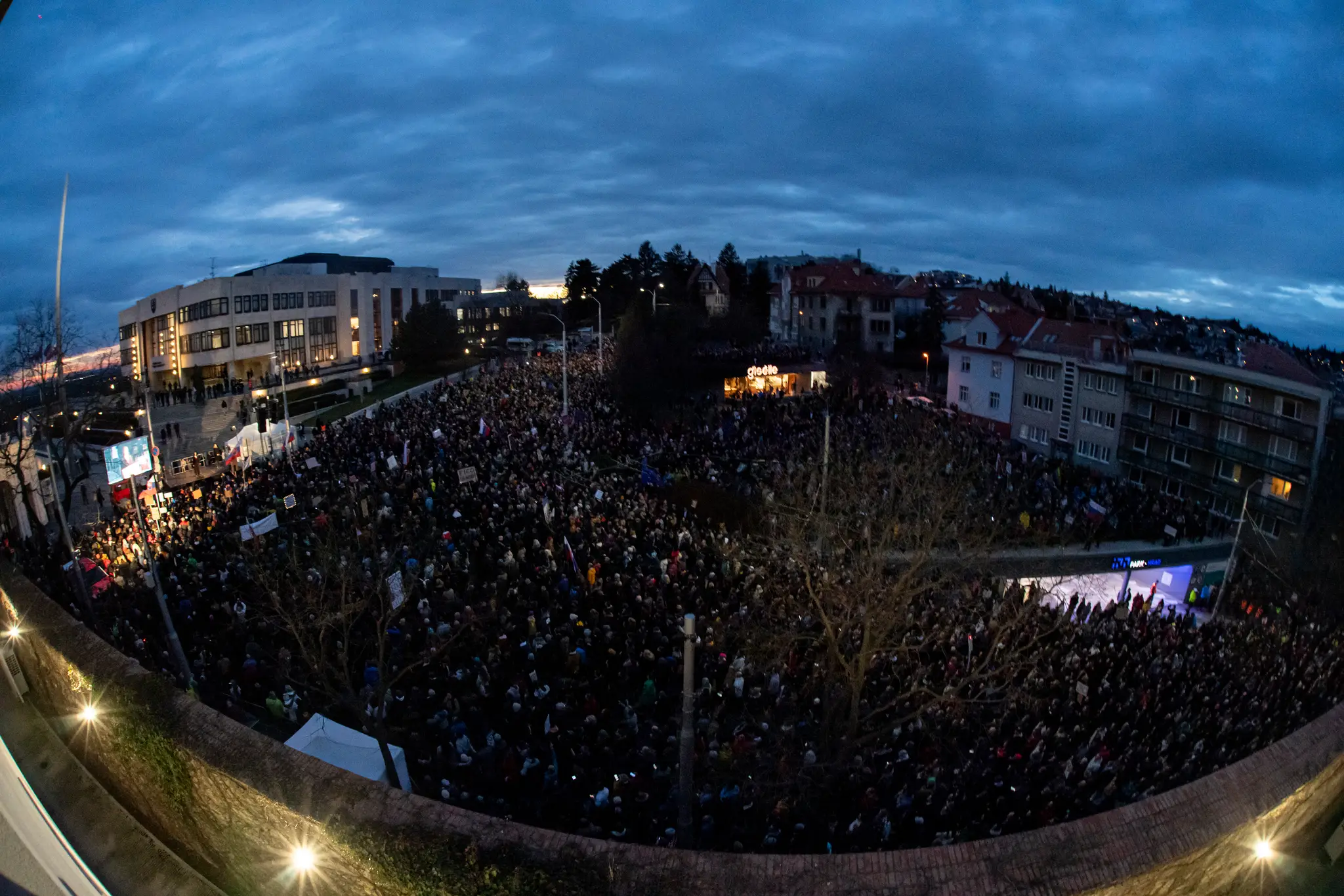 Opozičný protest pred NRSR.