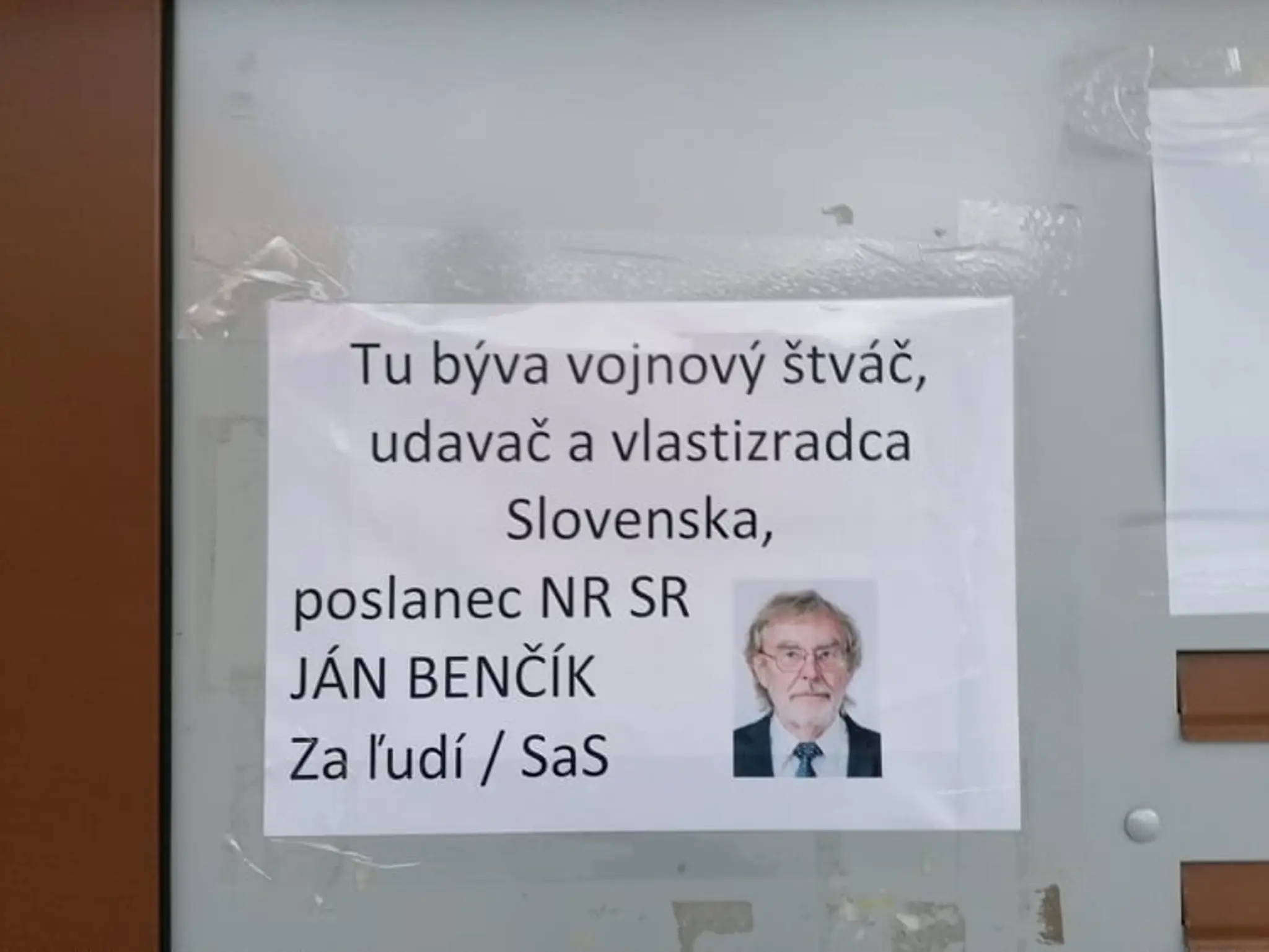 Búchali mu na dvere a označovali ho za vlastizradcu.