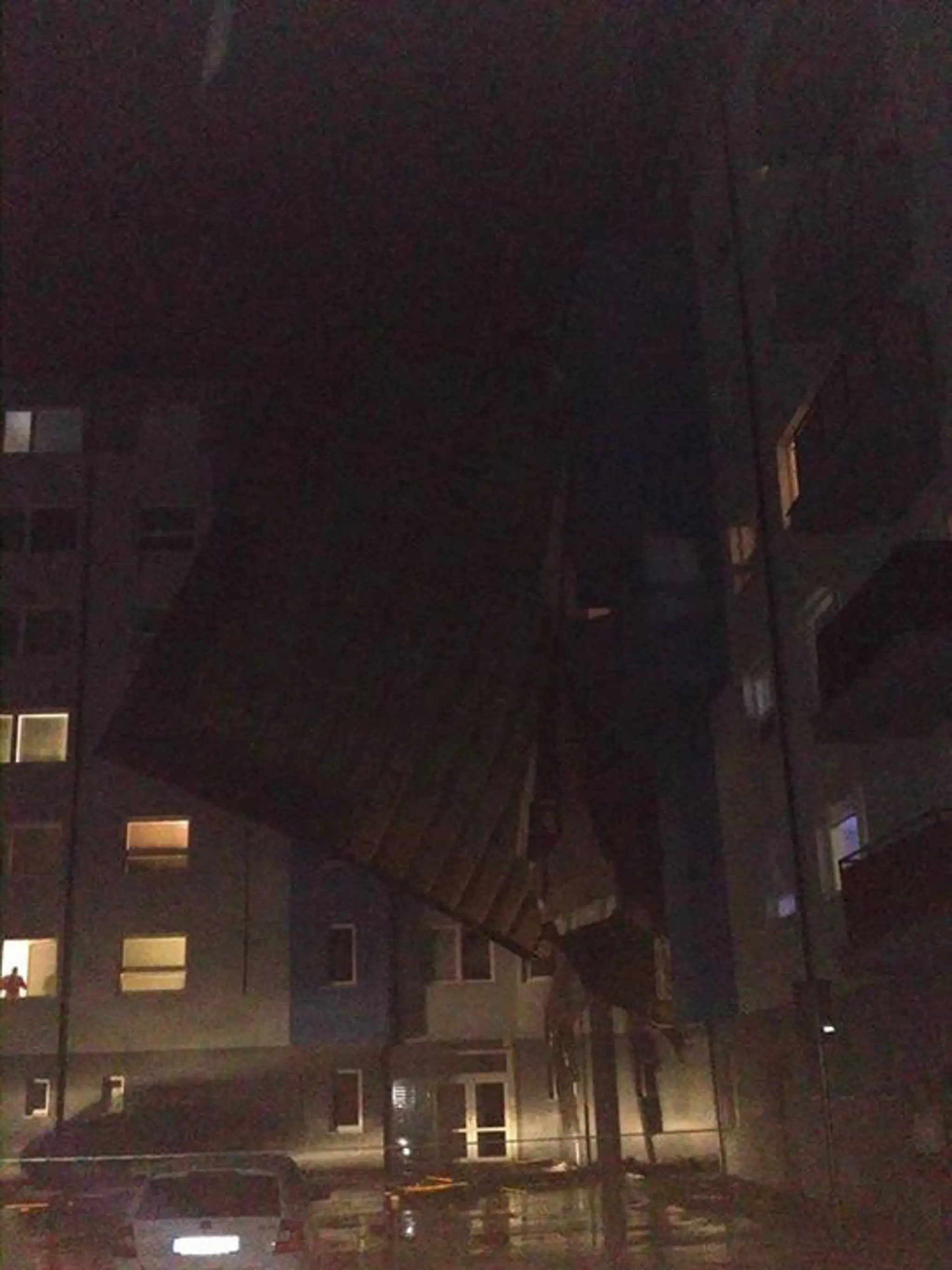 V Malackách odtrhlo strechu.