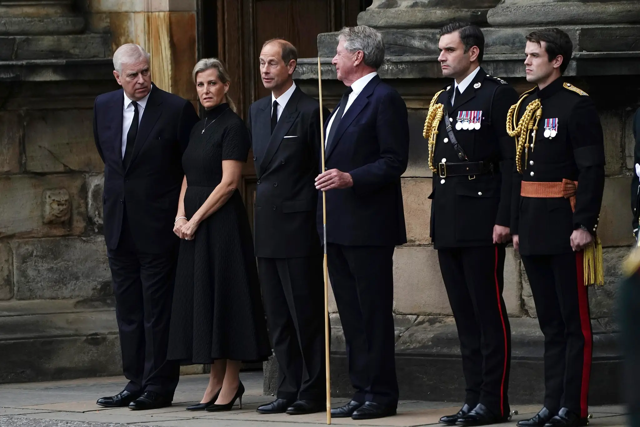 Pred zámkou očakávali kráľovnú aj princovia Andrew a Edward