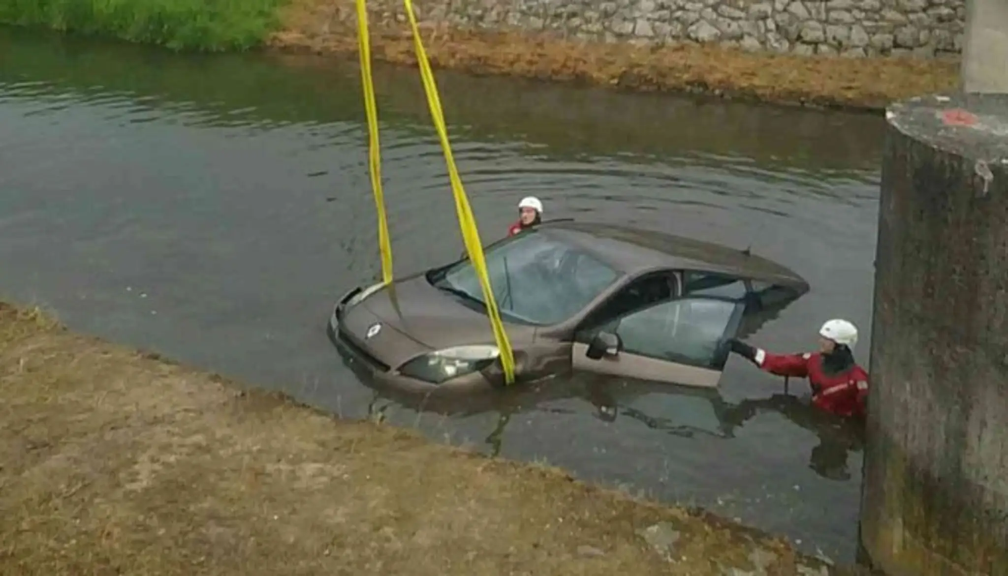 FOTO: Nečakaný incident pri parkovaní. V Bánovciach nad Bebravou skončilo auto v potoku