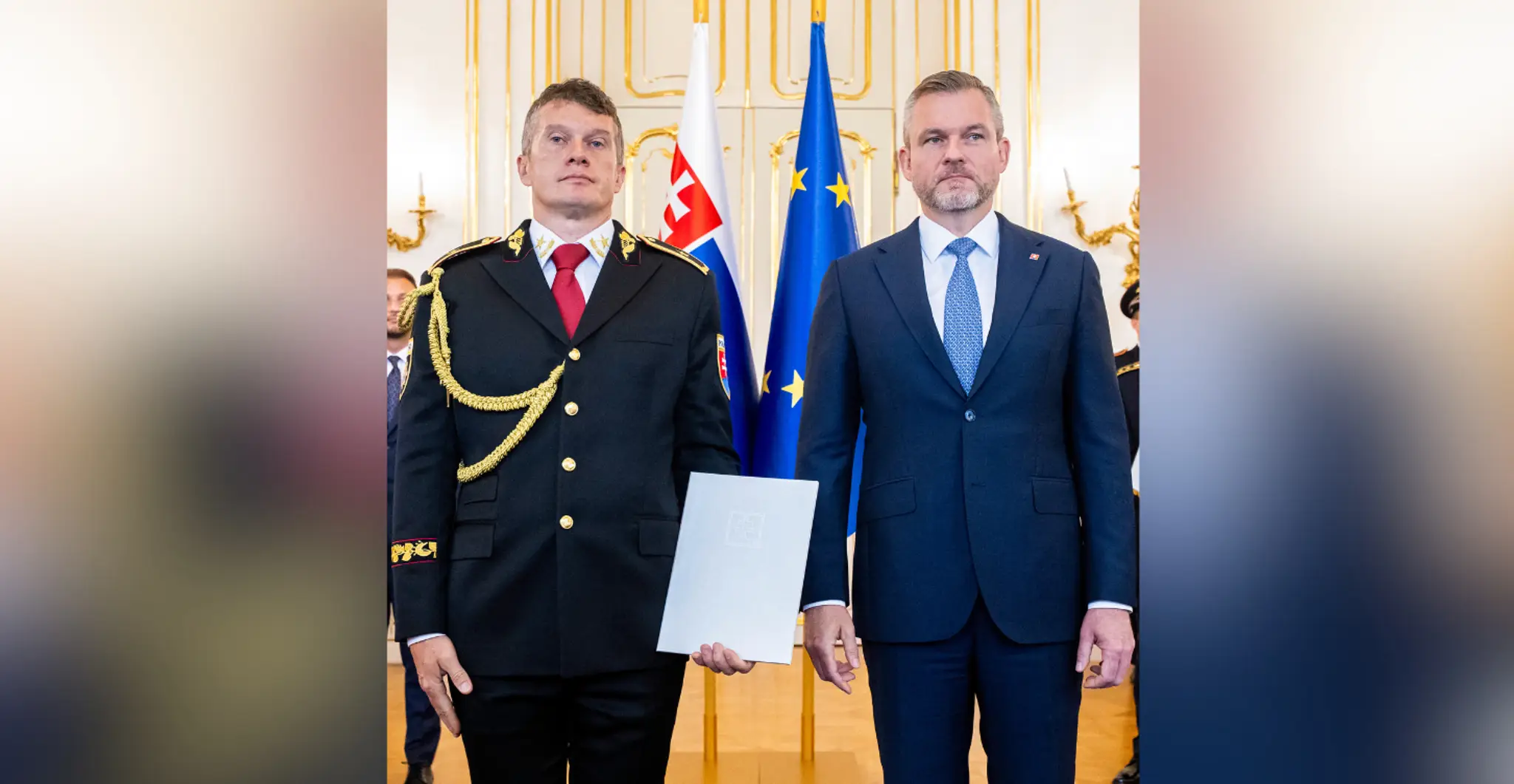 Na snímke zľava vymenovaný do hodnosti generála Branislav Zurian a prezident SR Peter Pellegrini počas vymenovania generálov v Prezidentskom paláci