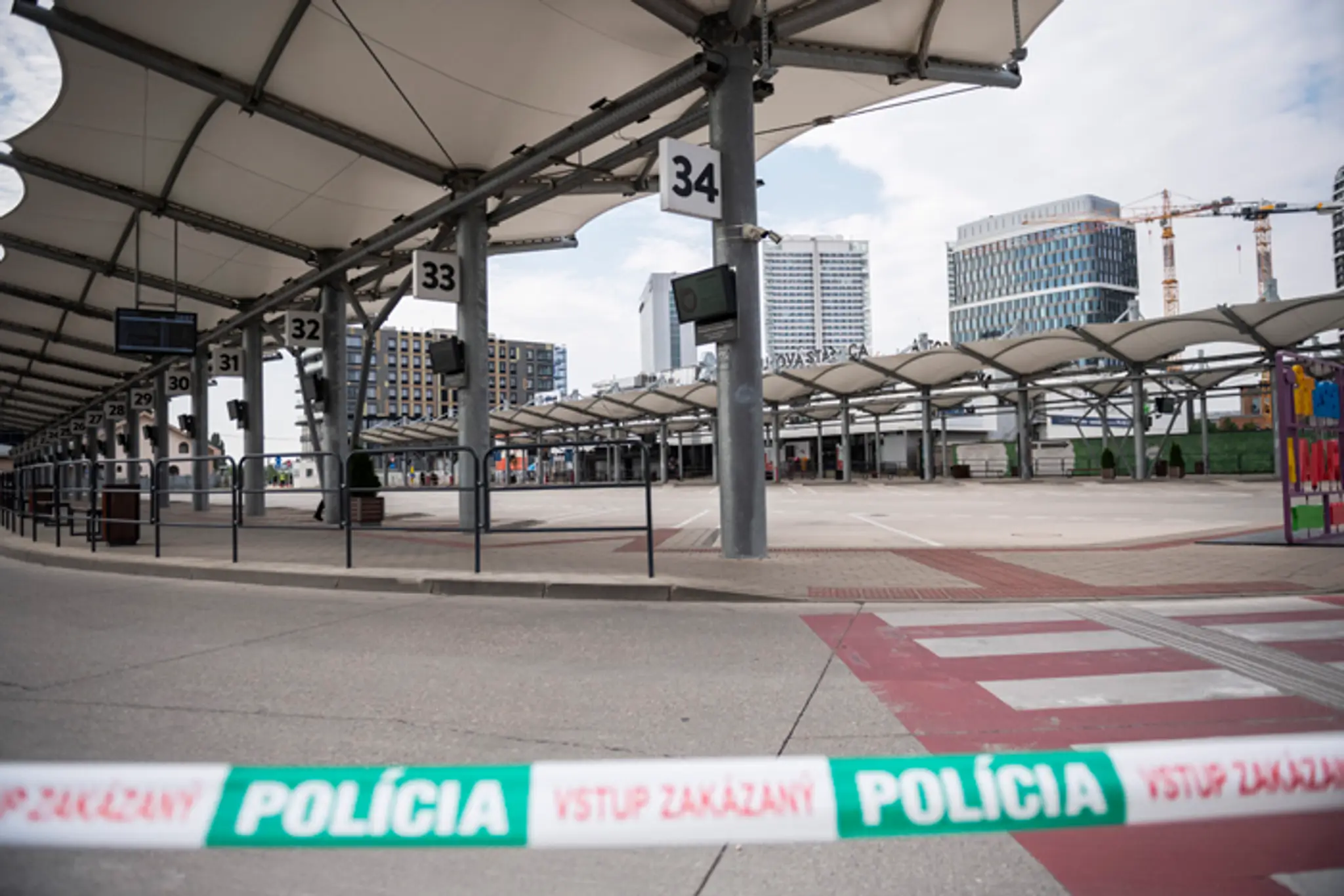 Uzatvorená autobusová stanica z dôvodu nájdenej leteckej bomby na stavenisku na Chalupkovej ulici.