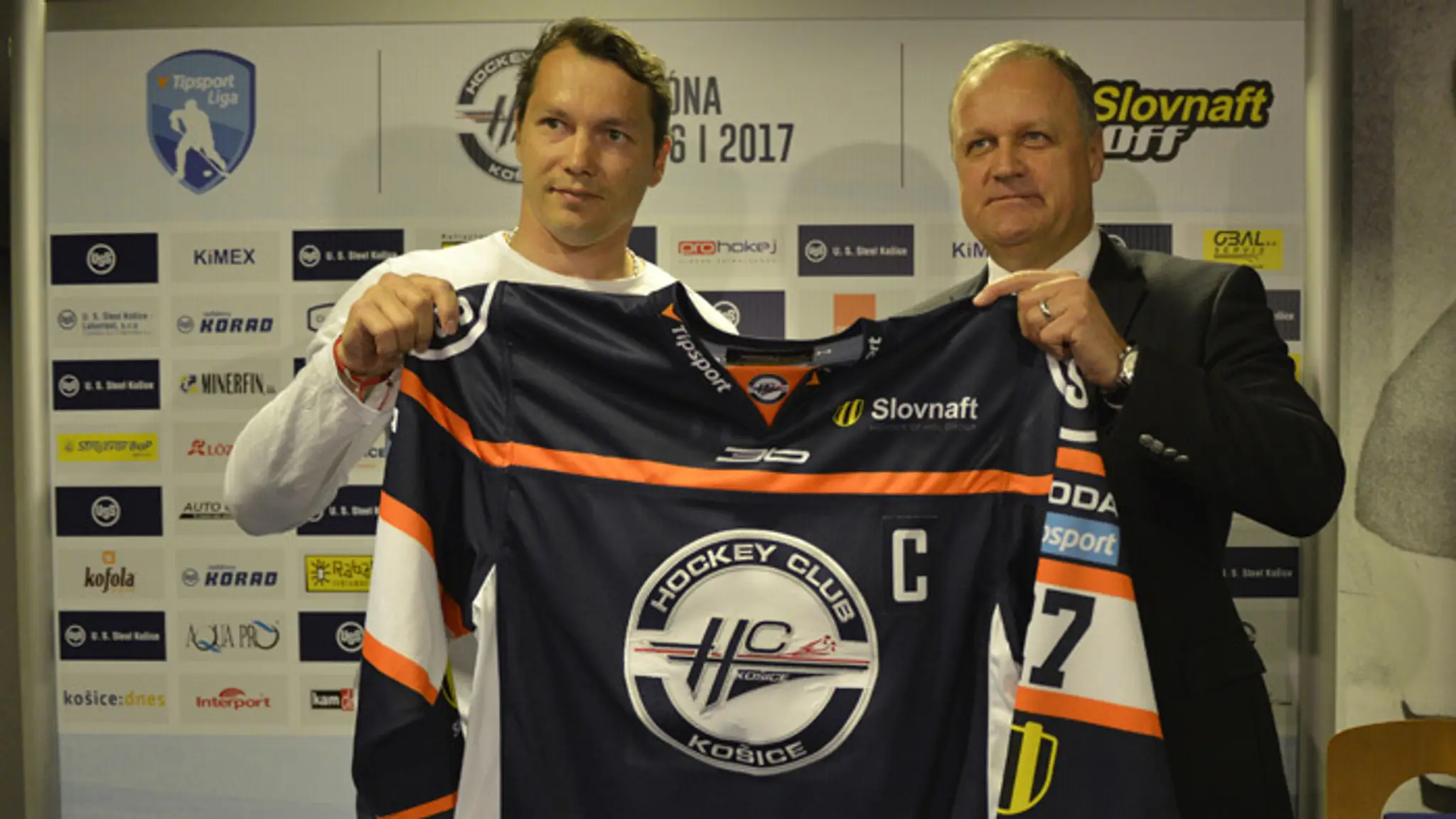 Ladislav Nagy a generálny manažér HC Košice Juraj Bakoš s kapitánskym dresom po podpise zmluvy.