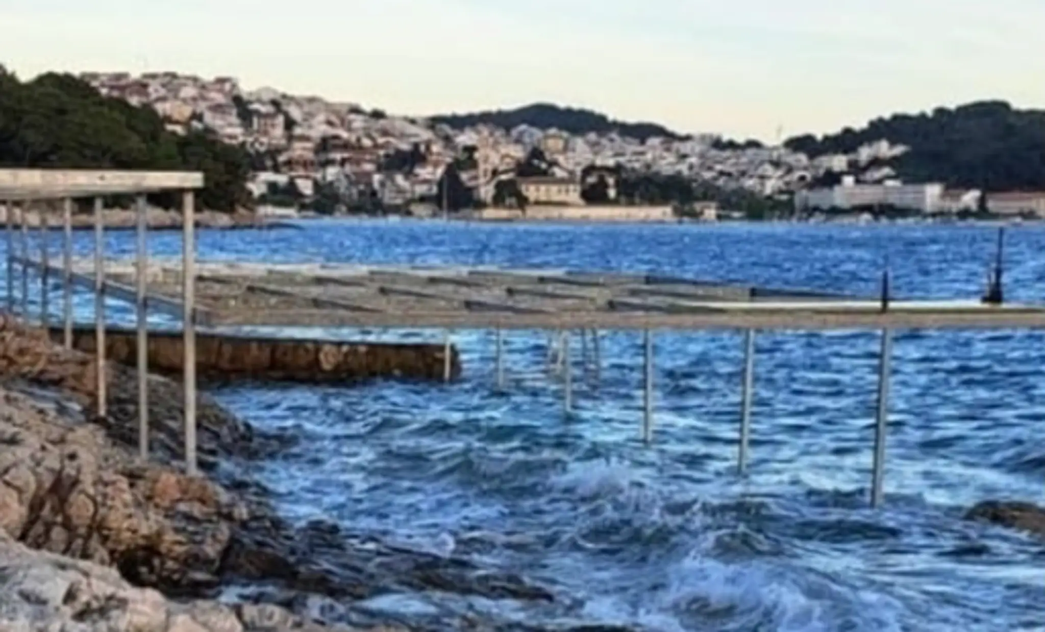 Stavba plošiny na ostrove Hvar.