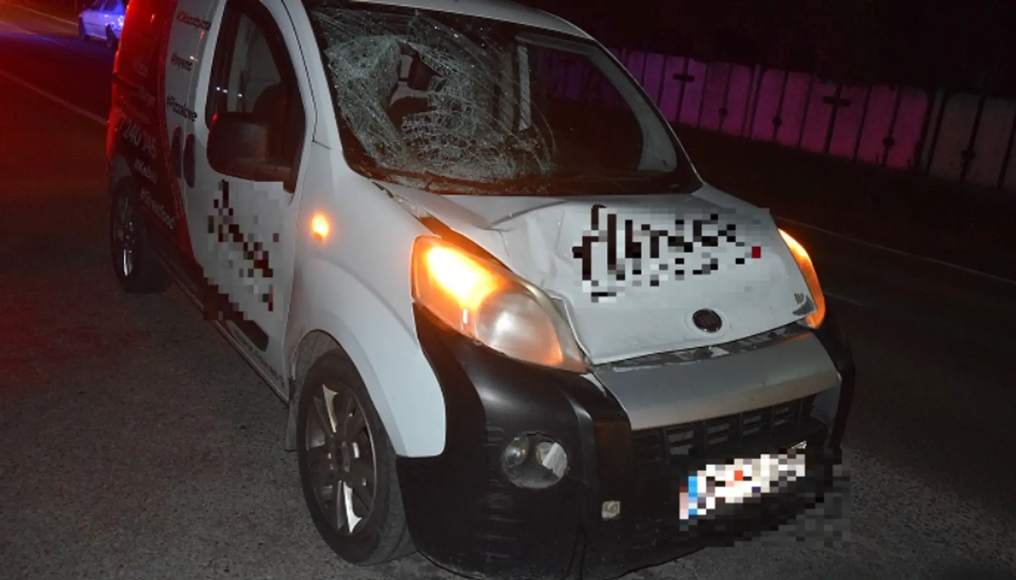 Na snímke auto, ktoré zrazilo opitého chodca.