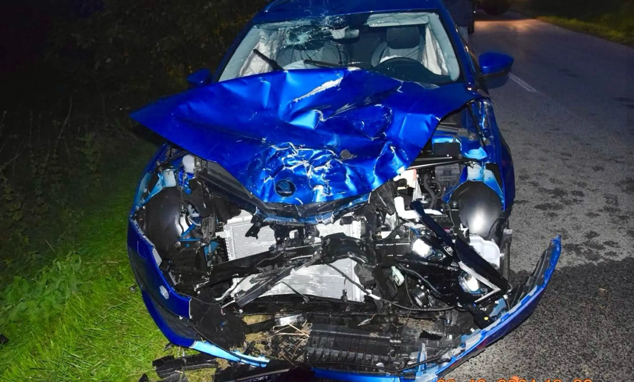 Zničené auto po zrážke s motorkárom pri Topoľčanoch.