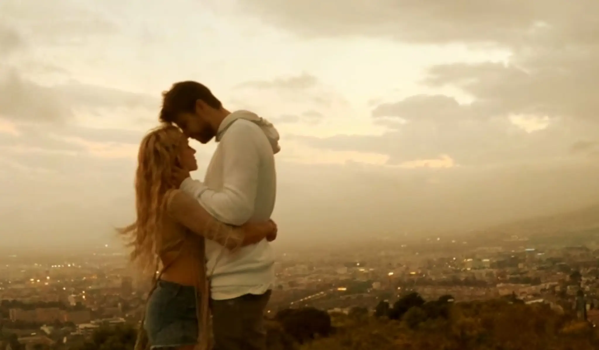 Shakira a Piqué vo videoklipe Me Enamoré