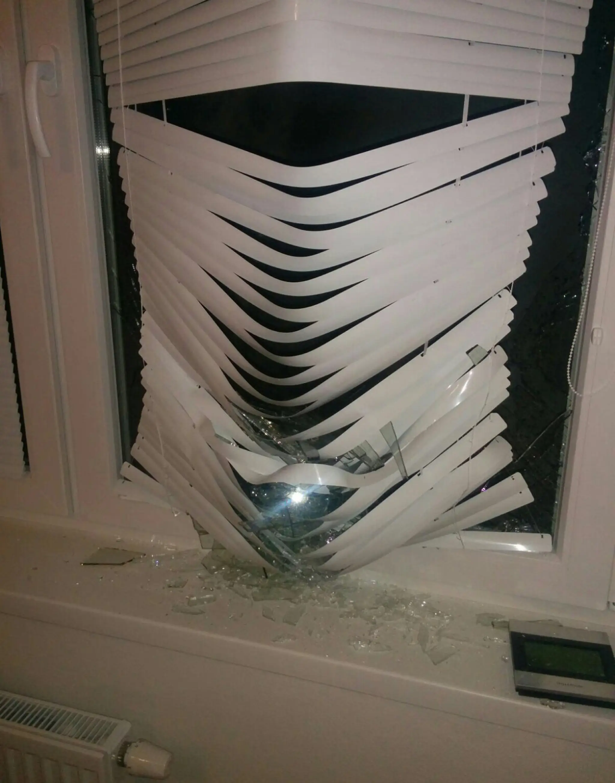 Odtrhnutá strecha v Malackách ohrozovala ľudí.