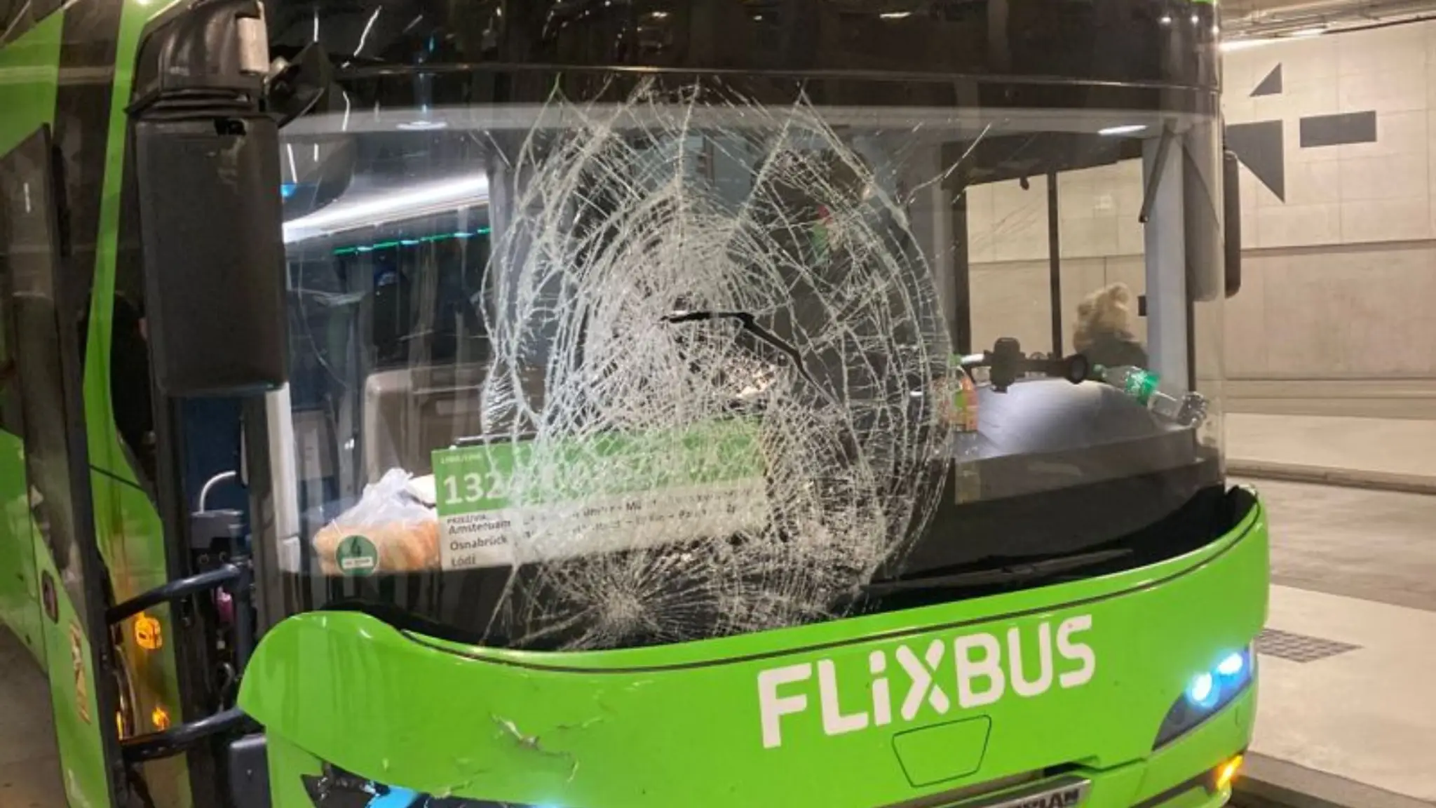 Vodič Flixbusu nezastavil ani napriek rozbitému čelnému sklu.