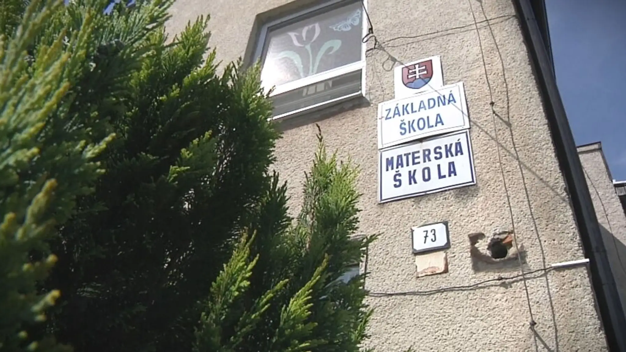 Materská škola, kde mali deti zatvárať do skladu.