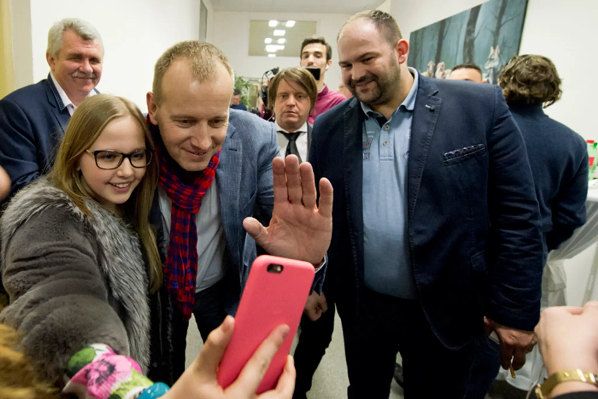 Predseda hnutia Sme Rodina Boris Kollár s dcérou počas volebnej noci.