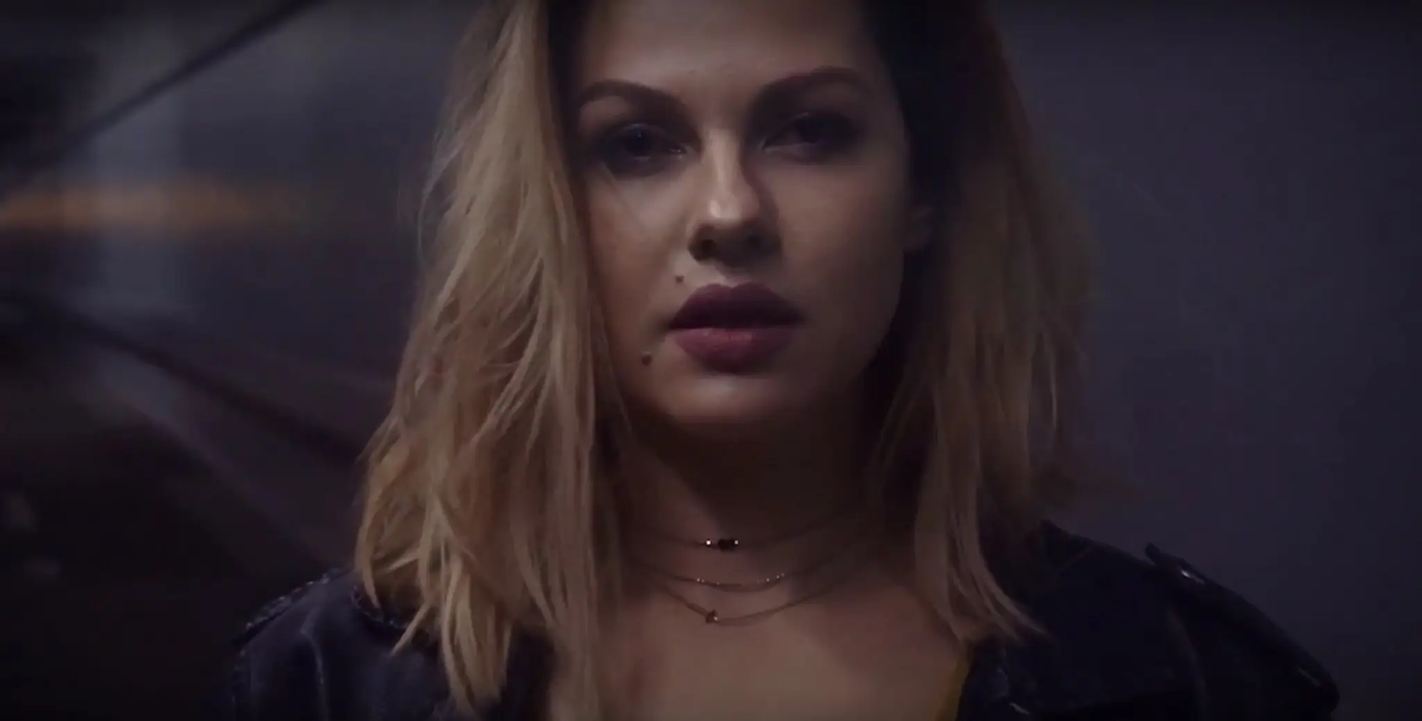 Lina Mayer vo videoklipe k singlu Falling