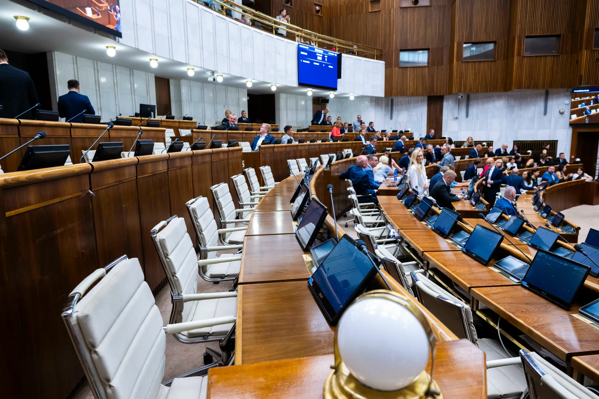 Na snímke rokovacia sála parlamentu počas schôdze, ktorá bola zvolaná k odvolaniu ministra spravodlivosti Borisa Suska.