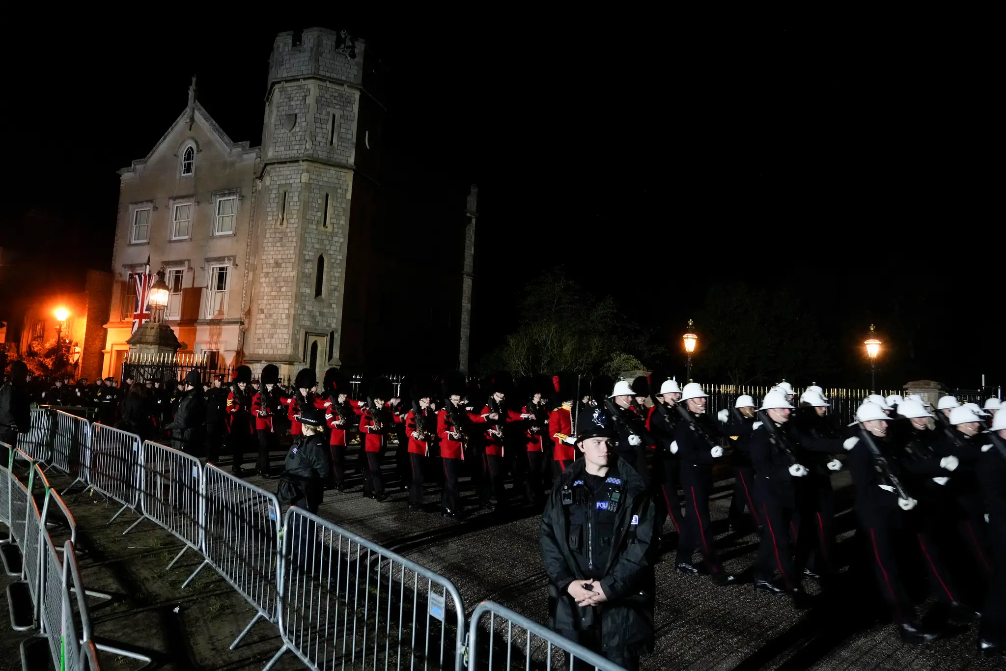 Briti sa lúčia s kráľovnou a na bezpečnosť dohliada aj polícia.