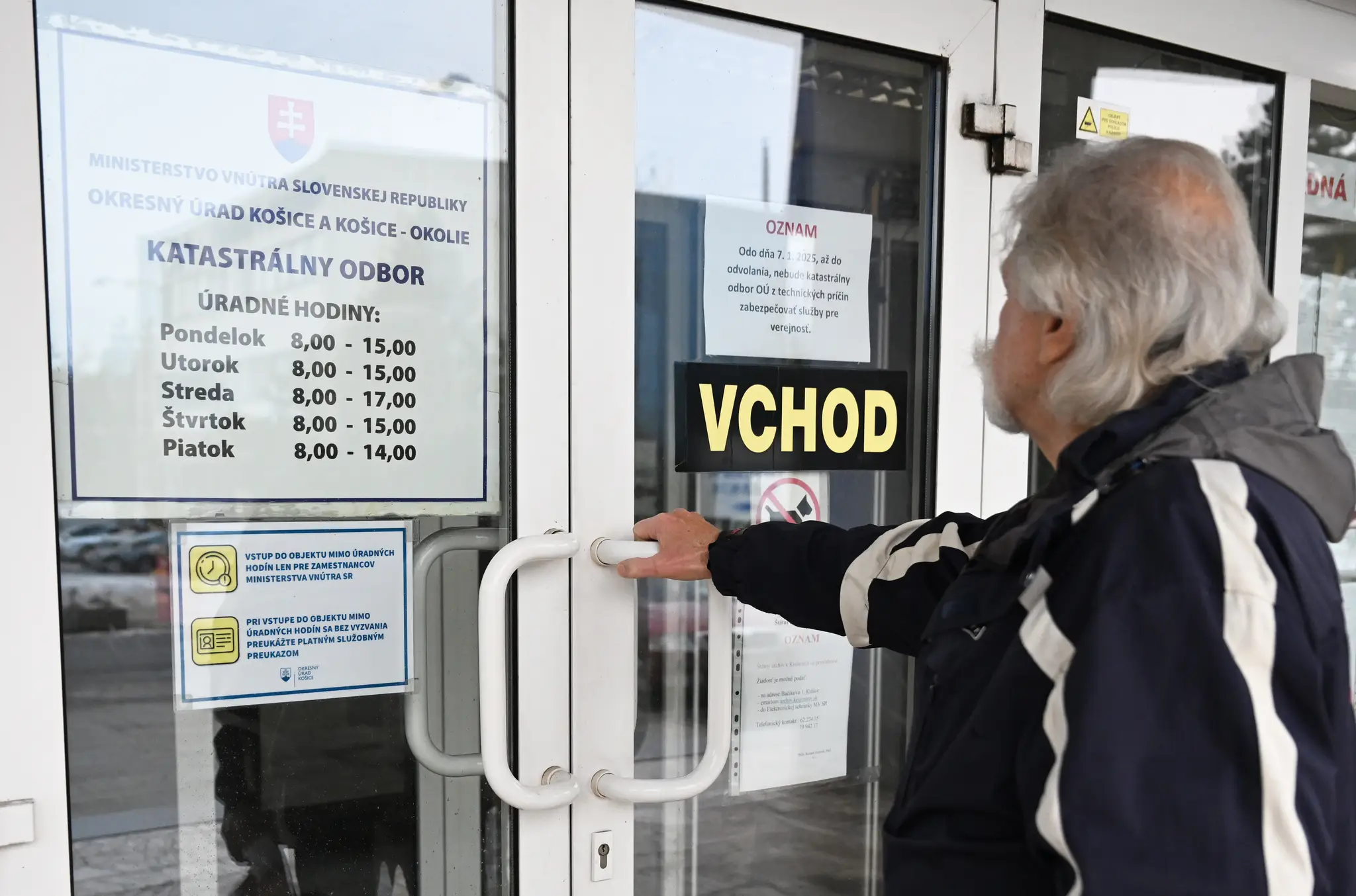 Na snímke občan číta oznam o zatvorení Katastrálneho odboru kvôli kybernetickému útoku v Košiciach.