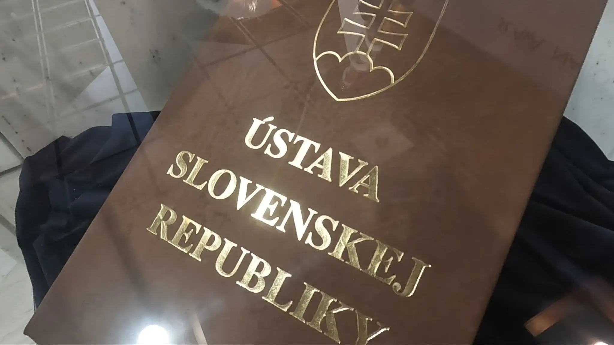 Parlament rokuje o zmene ústavy