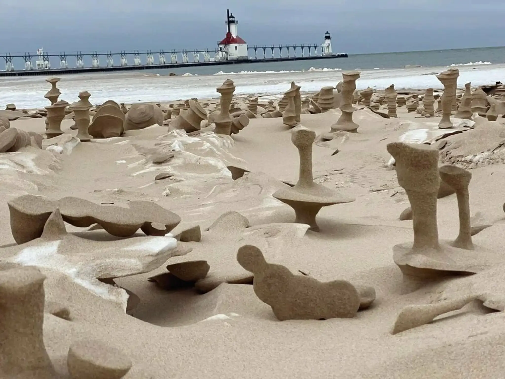 Pieskové skulptúry na brehu Michiganského jazera.