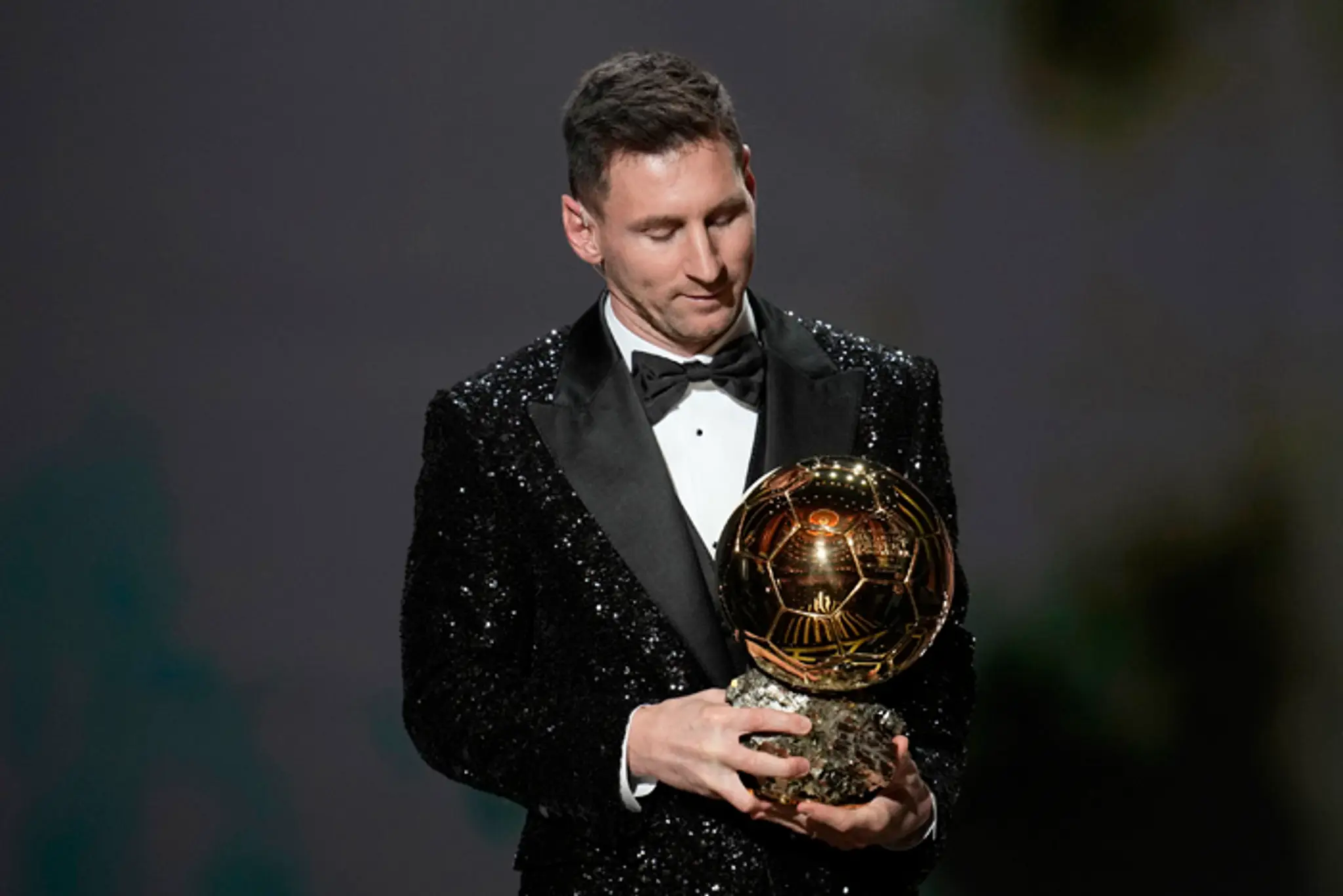 Lionel Messi s trofejou pre víťaza Zlatej lopty 2021.