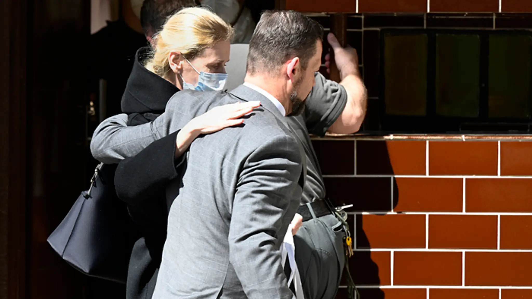 Bývalá štátna tajomníčka Monika Janskovská vychádza spolu s obhajcom Petrom Erdösom z trenčianskej nemocnice.