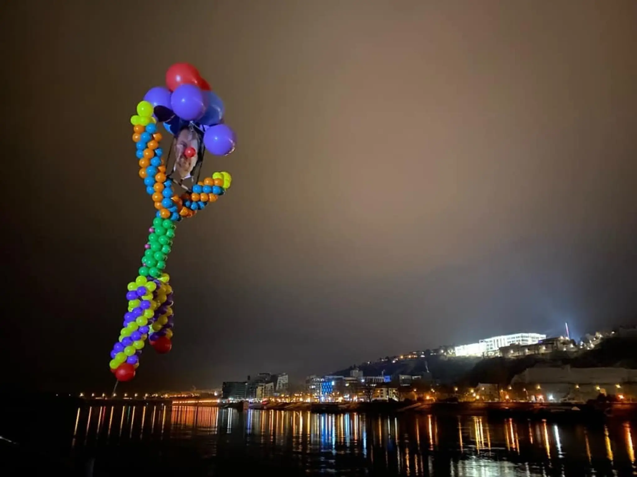 Balón s podobizňou premiéra ako klauna, ktorú vypustili aktivisti.