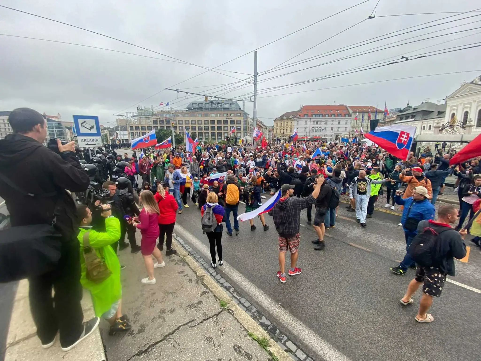 Dav zablokoval cestu pri Hodžovom námestí