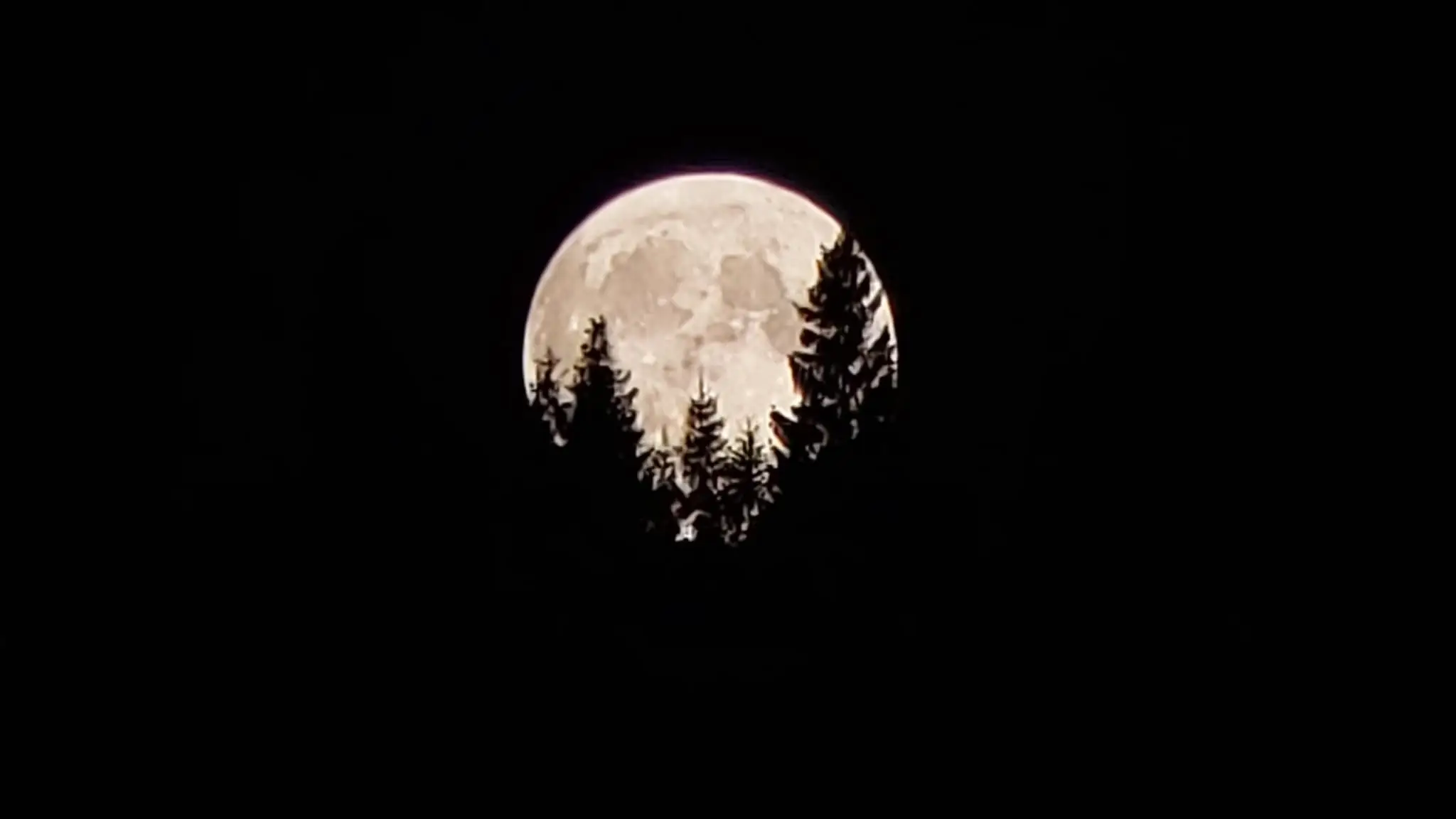 Jahodový Mesiac nad Liptovskou Tepličkou.