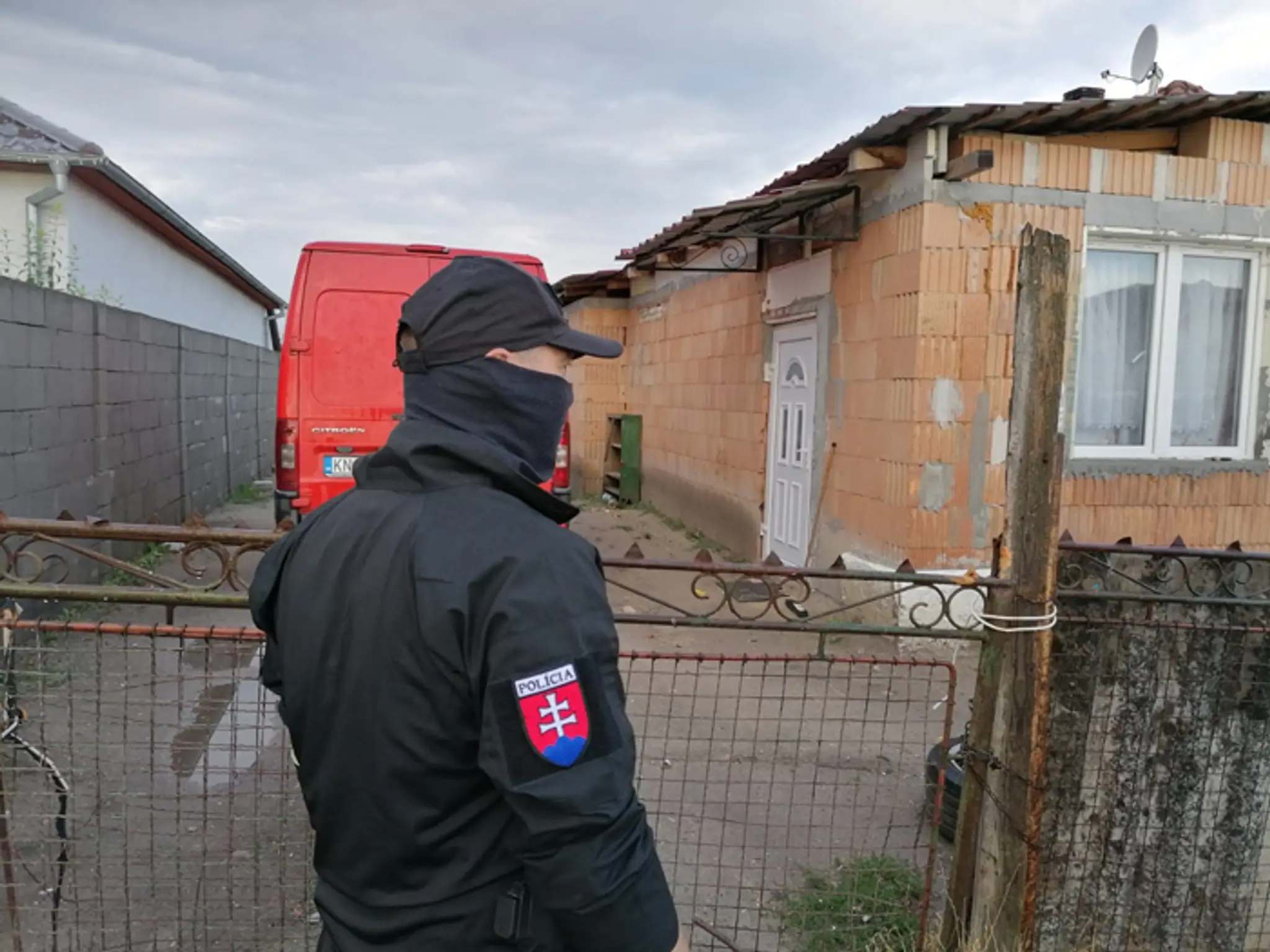 Polícia v obci pri Komárne, kde nútili tínedžerku k sobášu.