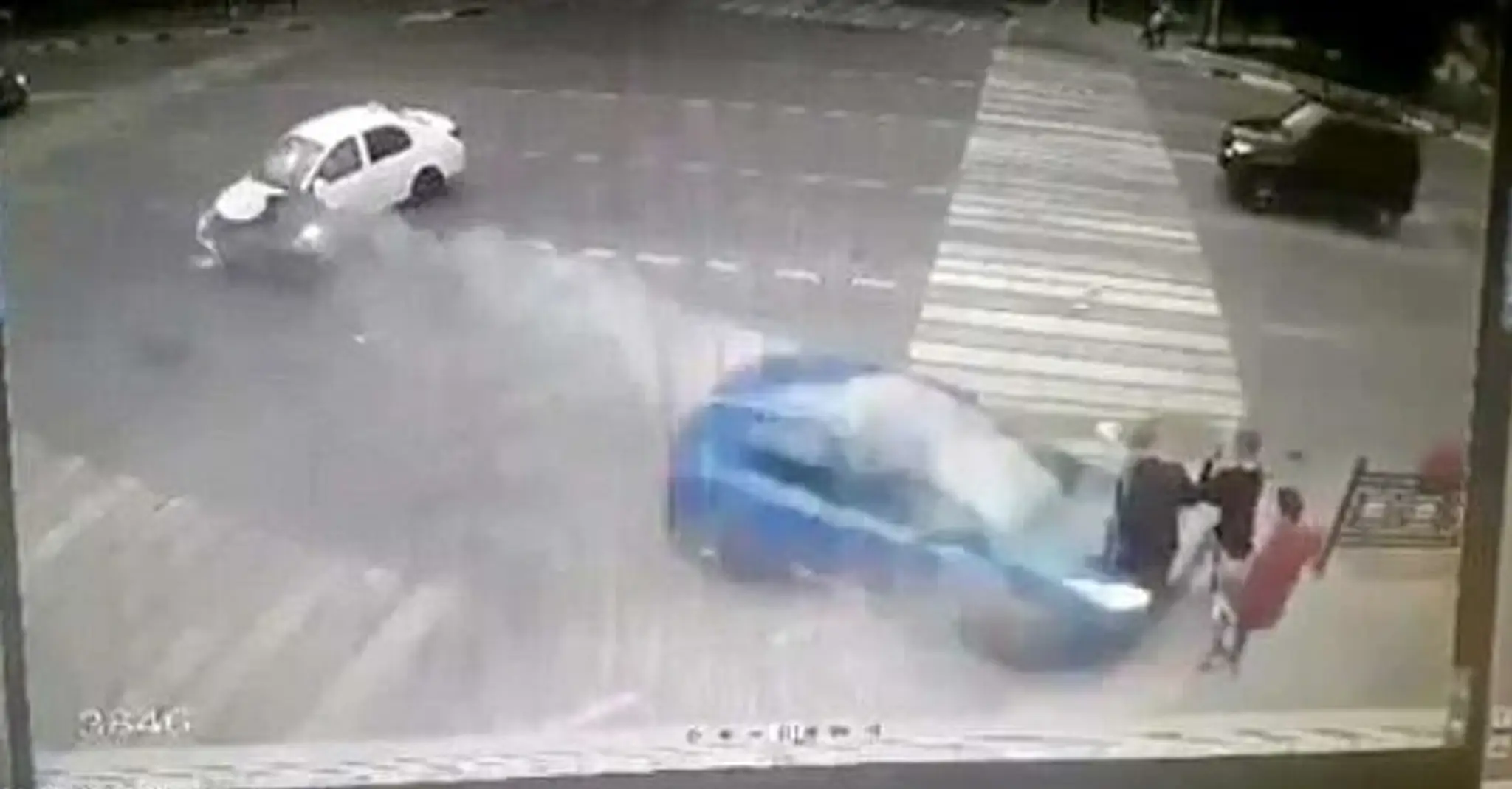 Auto zmietlo troch chodcov na chodníku
