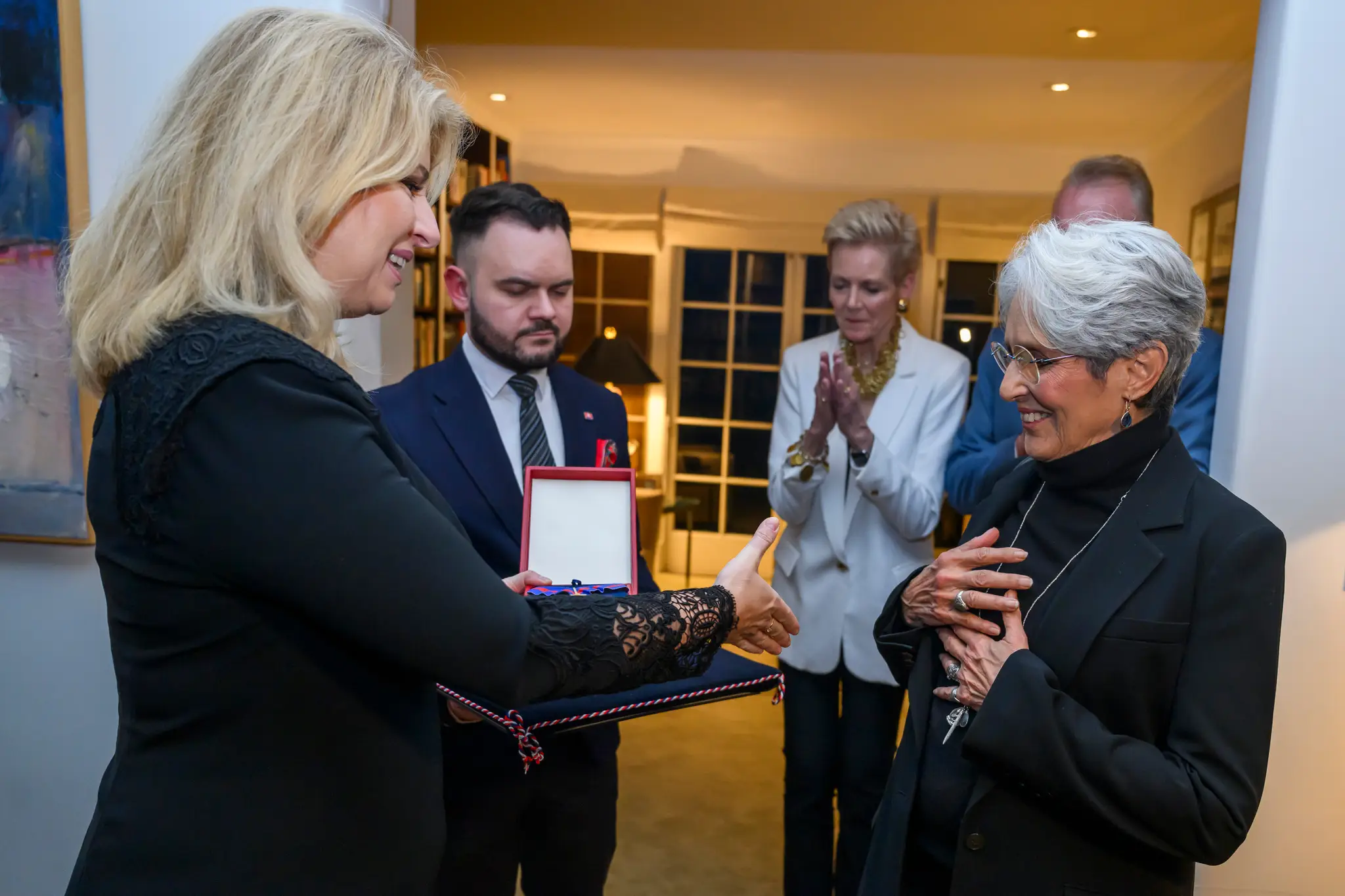 Zuzana Čaputová a Joan Baezová.