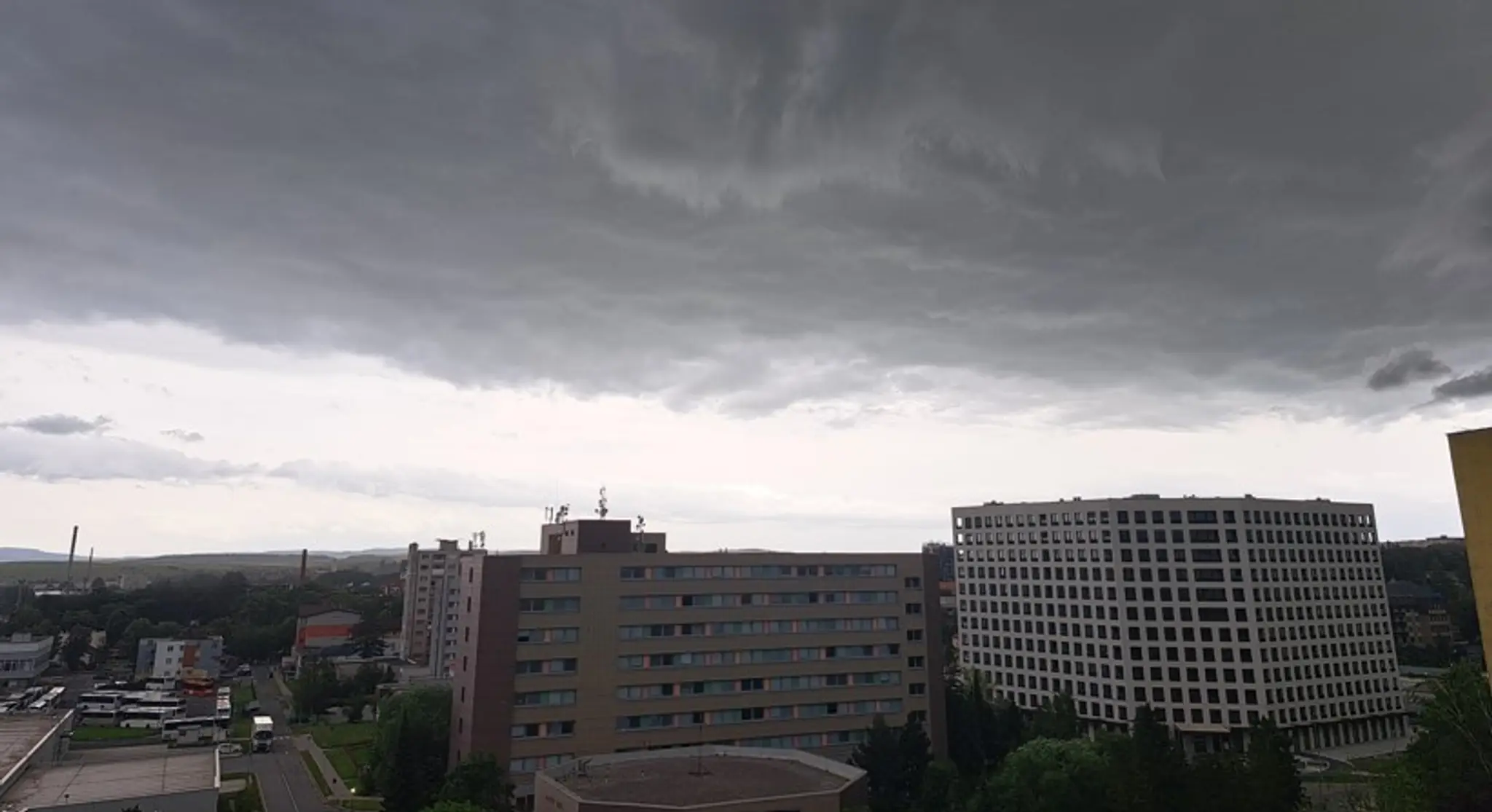 Na snímke búrka, ktorá sa tvorila na východe Slovenska.